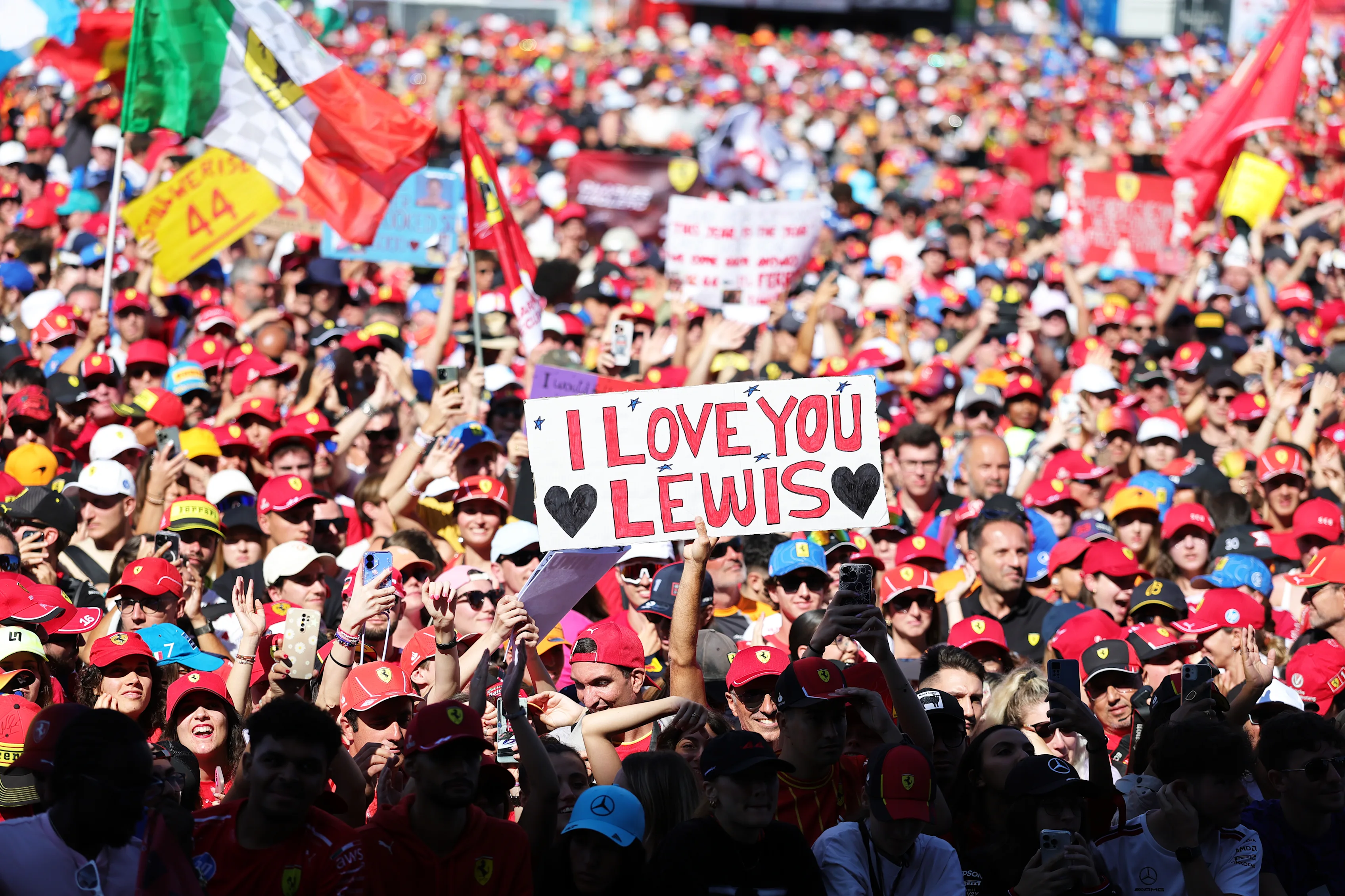 Monza, İtalya - 06 Eylül: Büyük Britanya ve Scuderia Ferrari'nin Lewis Hamilton hayranları toplandı