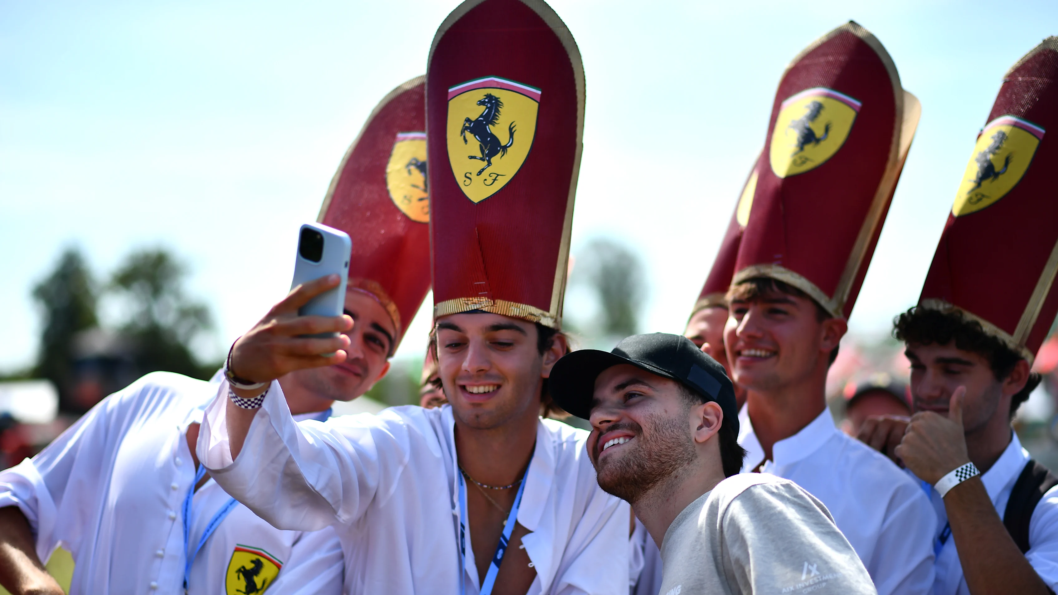 Efsanevi “Papa bayanlar” geri döndü - Papal şapkalar ve Ferrari nimetleri dahil - Monza'nın hayran tiyatrosunun canlı tutmasını sağladı. Daha fazlası için kaydırın