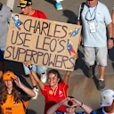   Ferrari'nin dört ayaklı ikilisi de biraz sevgi aldı-Leclerc'in köpeği Leo ve Hamilton'un Bulldog Roscoe için işaretler Formula 1'de sürücülerin evcil hayvanlarının bile şovun bir parçası olduğunu kanıtladı