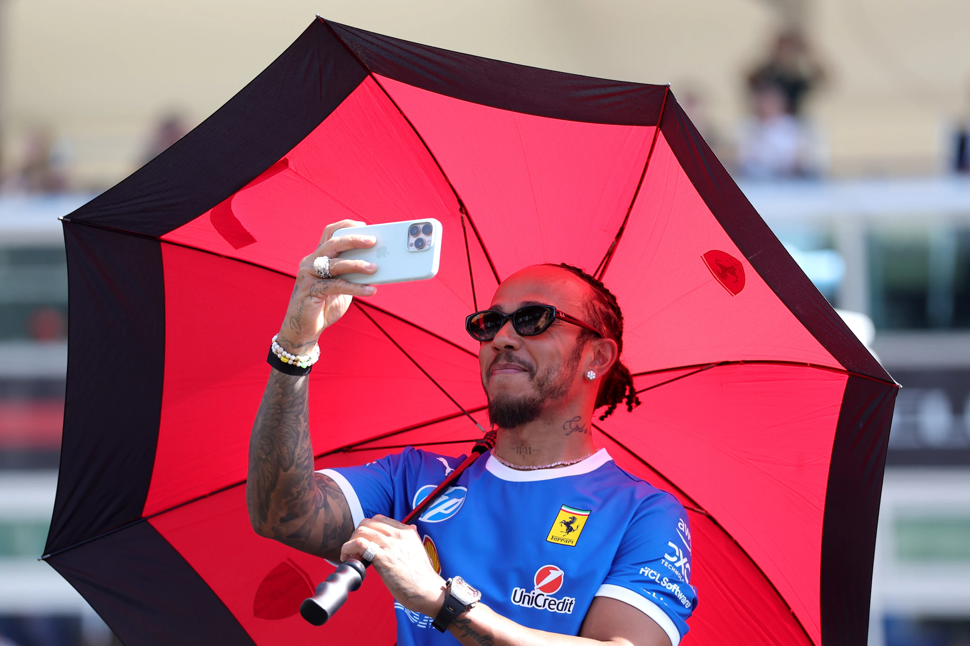 Monza, İtalya - 07 Eylül: Büyük Britanya ve Scuderia Ferrari'den Lewis Hamilton bir fotoğraf çekiyor