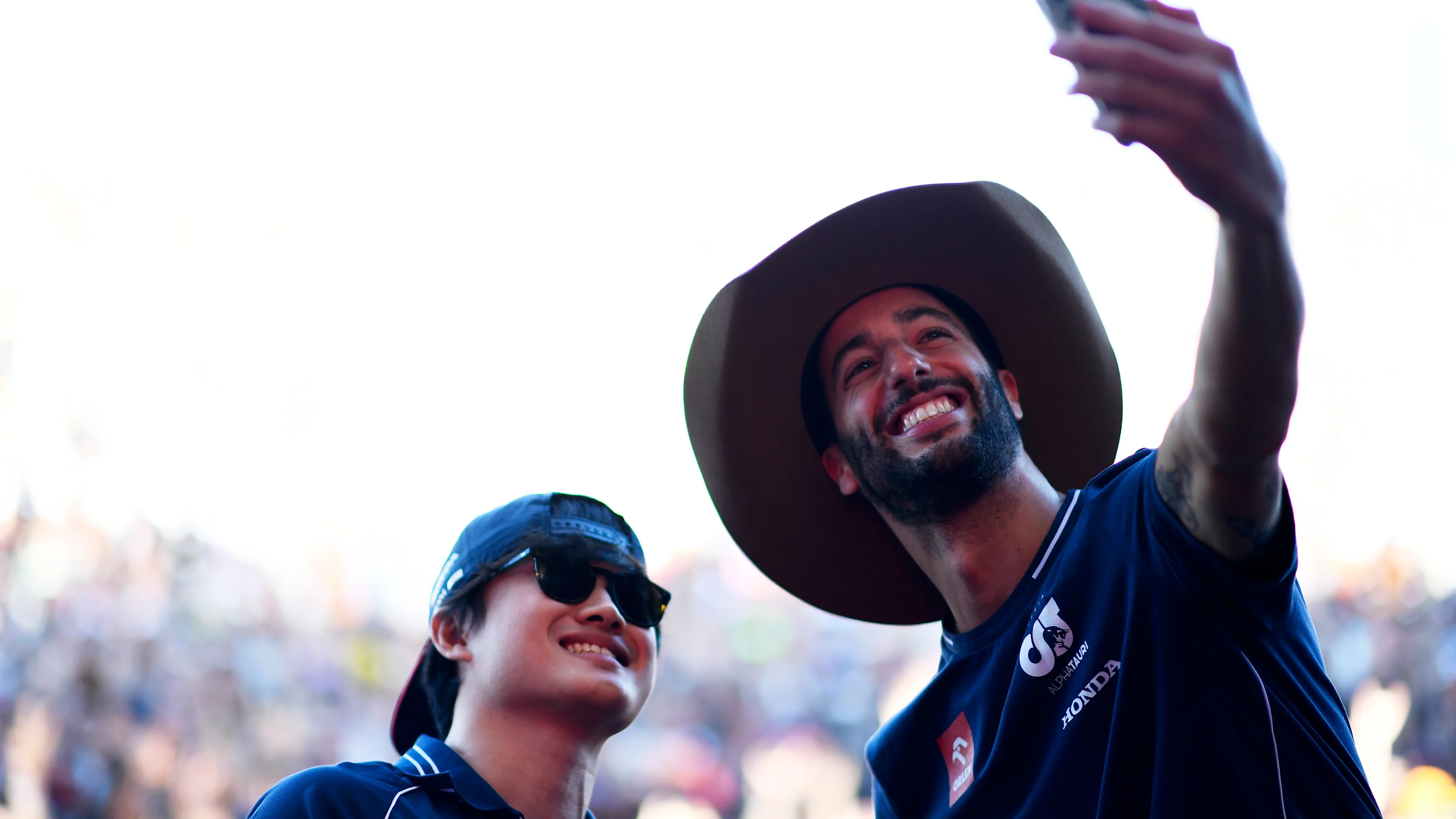 Ricciardo ve Tsunoda, kalabalığın içindeki hayranlarıyla selfie çekerek Austin'in enerjisini çekiyor. Daha fazla görsel için kaydırın