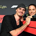 Spice Girls 'Mel C, Grand Prix'in önünde Romeo Beckham'a çarptı. Daha fazla resim için kaydırın