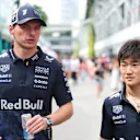 Max Verstappen ve Yuki Tsunoda, özellikle gece yarışları için tasarlanan Red Bull x HYPEBEAST kapsül koleksiyonunu giyiyor. Daha fazla görsel için kaydırın