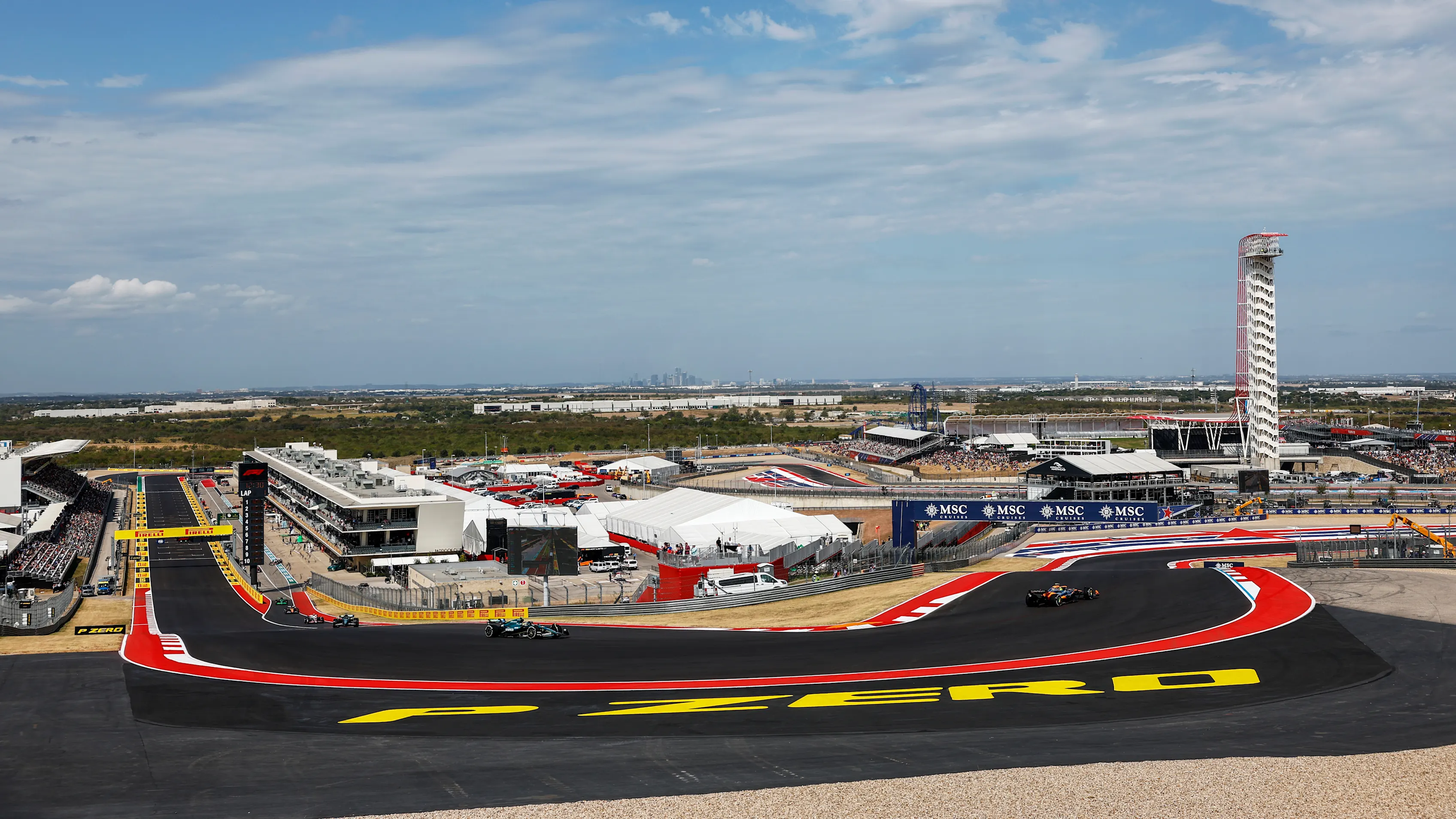 AUSTIN, AMERİKA BİRLEŞİK DEVLETLERİ - 18 EKİM: Lando Norris, McLaren MCL38, Aston'da Fernando Alonso'ya liderlik ediyor