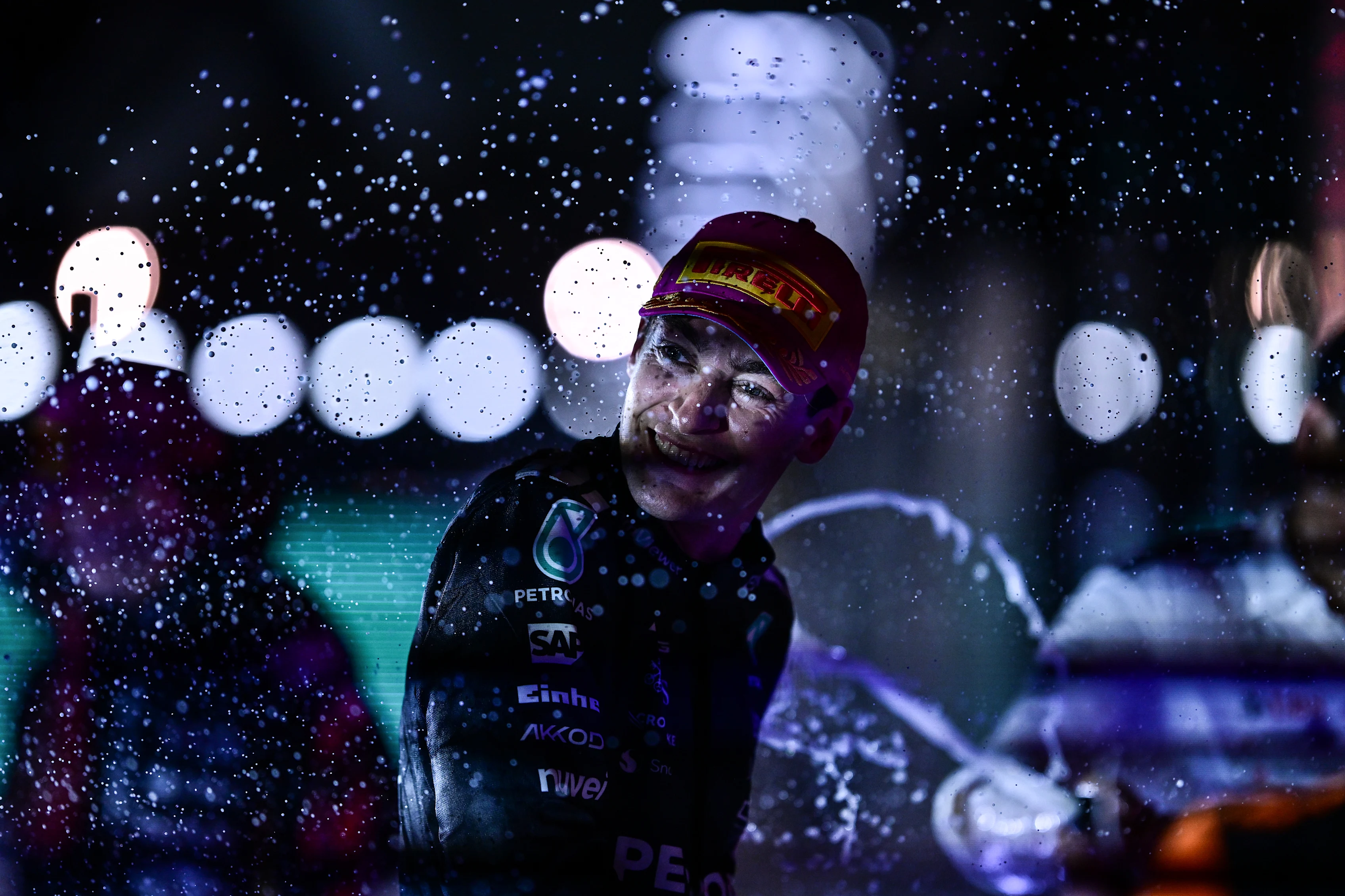 SİNGAPUR, SİNGAPUR - 5 Ekim: Yarış galibi Büyük Britanya'dan George Russell ve Mercedes AMG