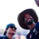 Ricciardo ve Tsunoda, kalabalığın içindeki hayranlarıyla selfie çekerek Austin'in enerjisini çekiyor. Daha fazla görsel için kaydırın