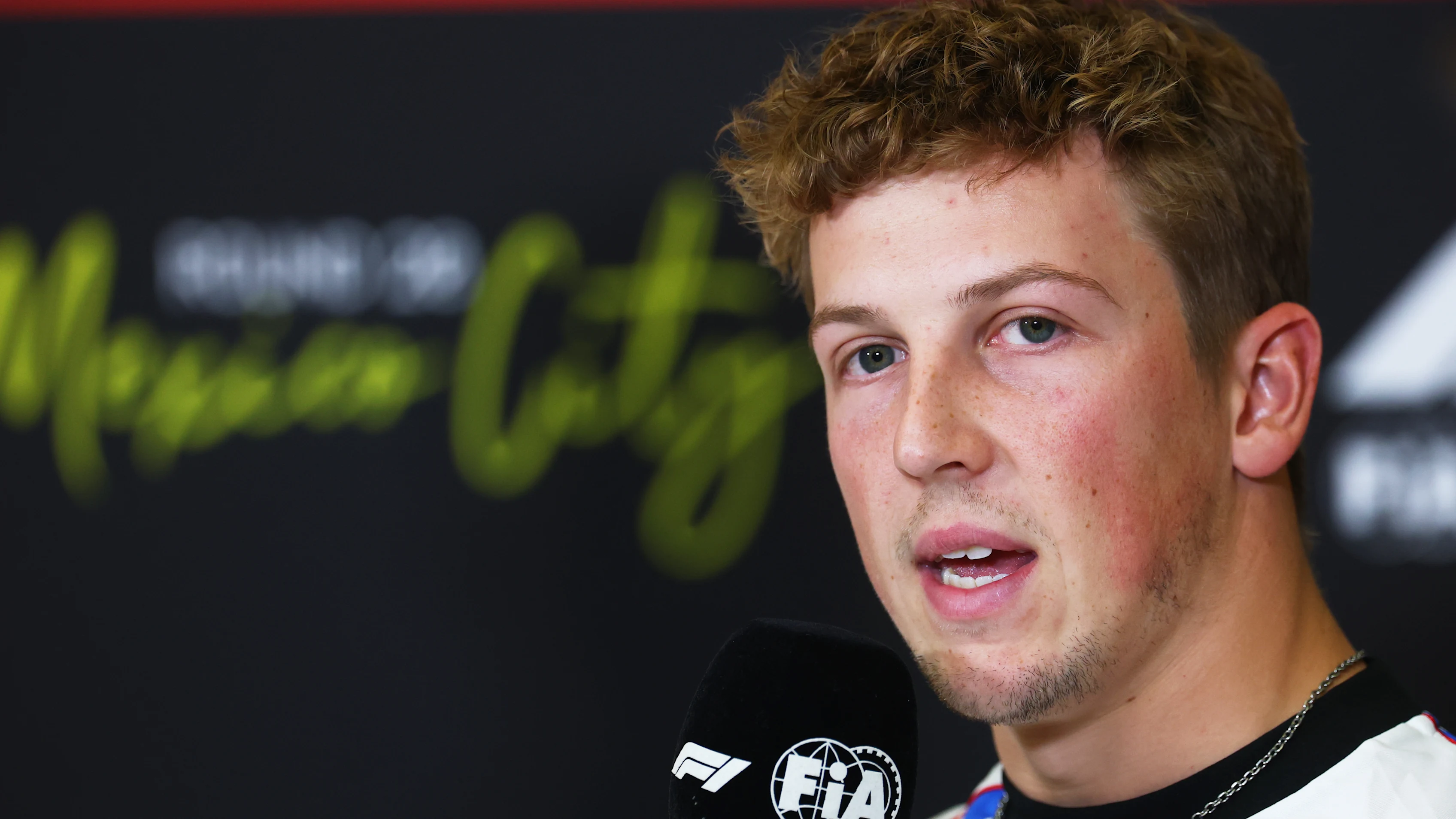 MEXICO CITY, MEKSİKA - 23 EKİM: Yeni Zelandalı Liam Lawson ve Visa Cash App Racing Bulls konuşuyor
