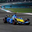Fernando Alonso, 2005 Şampiyonasını kazanan arabası Renault R25 ile Yas Marina Pisti'ne çıktı. Daha fazla görsel için kaydırın