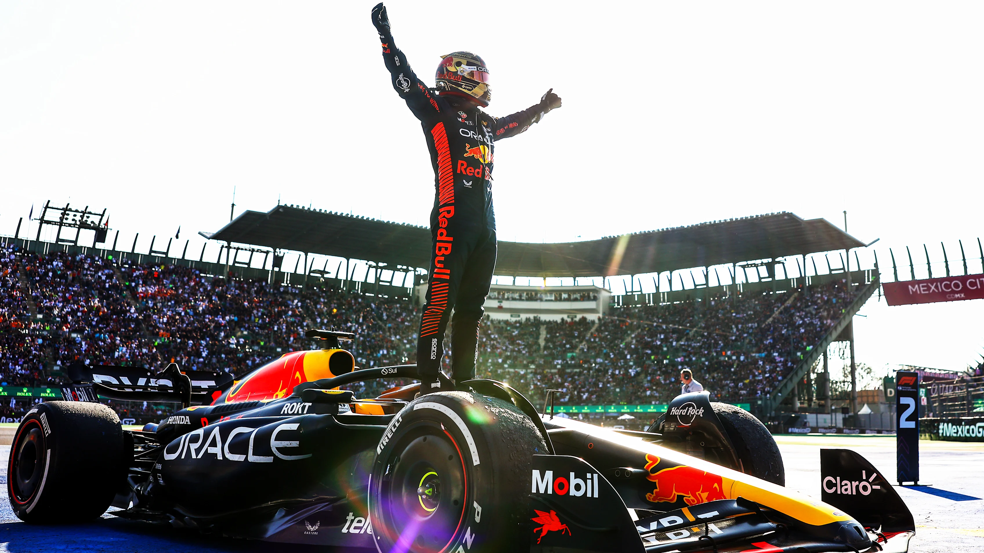 MEXICO CITY, MEKSİKA - 29 EKİM: Yarış galibi Hollandalı Max Verstappen ve Oracle Red Bull