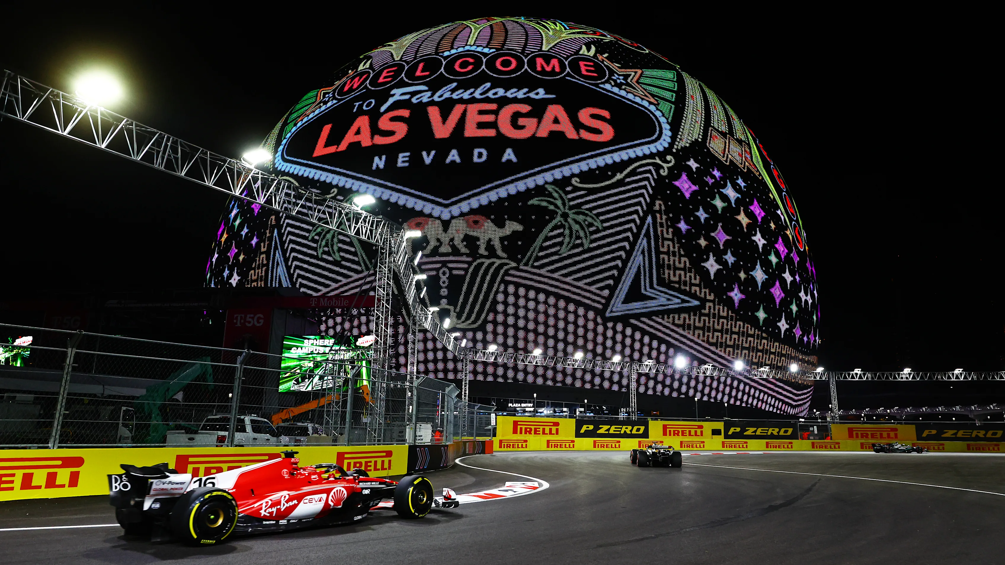 LAS VEGAS, NEVADA - 17 KASIM: Monaco'dan Charles Leclerc (16) Ferrari SF-23'ü pistte sürüyor