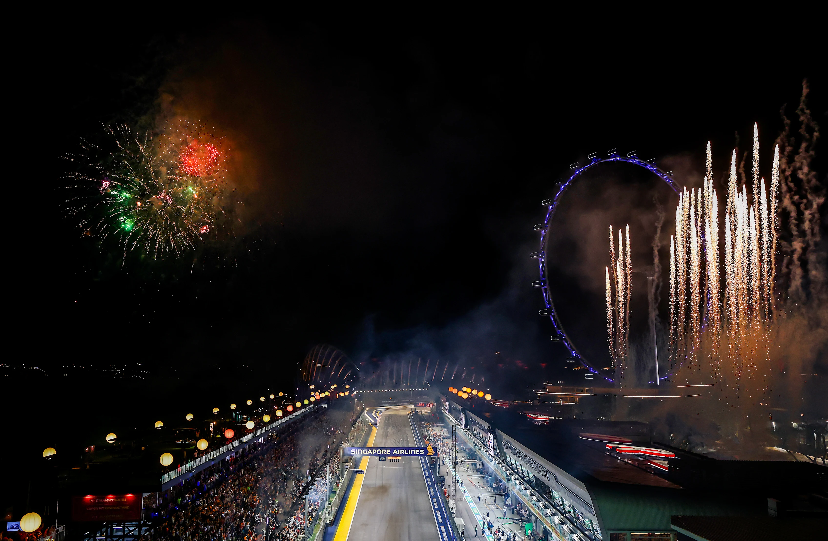Singapur, Singapur - 22 Eylül: Singapur'un F1 Grand Prix'sinden sonra havai fişekler yola çıktı