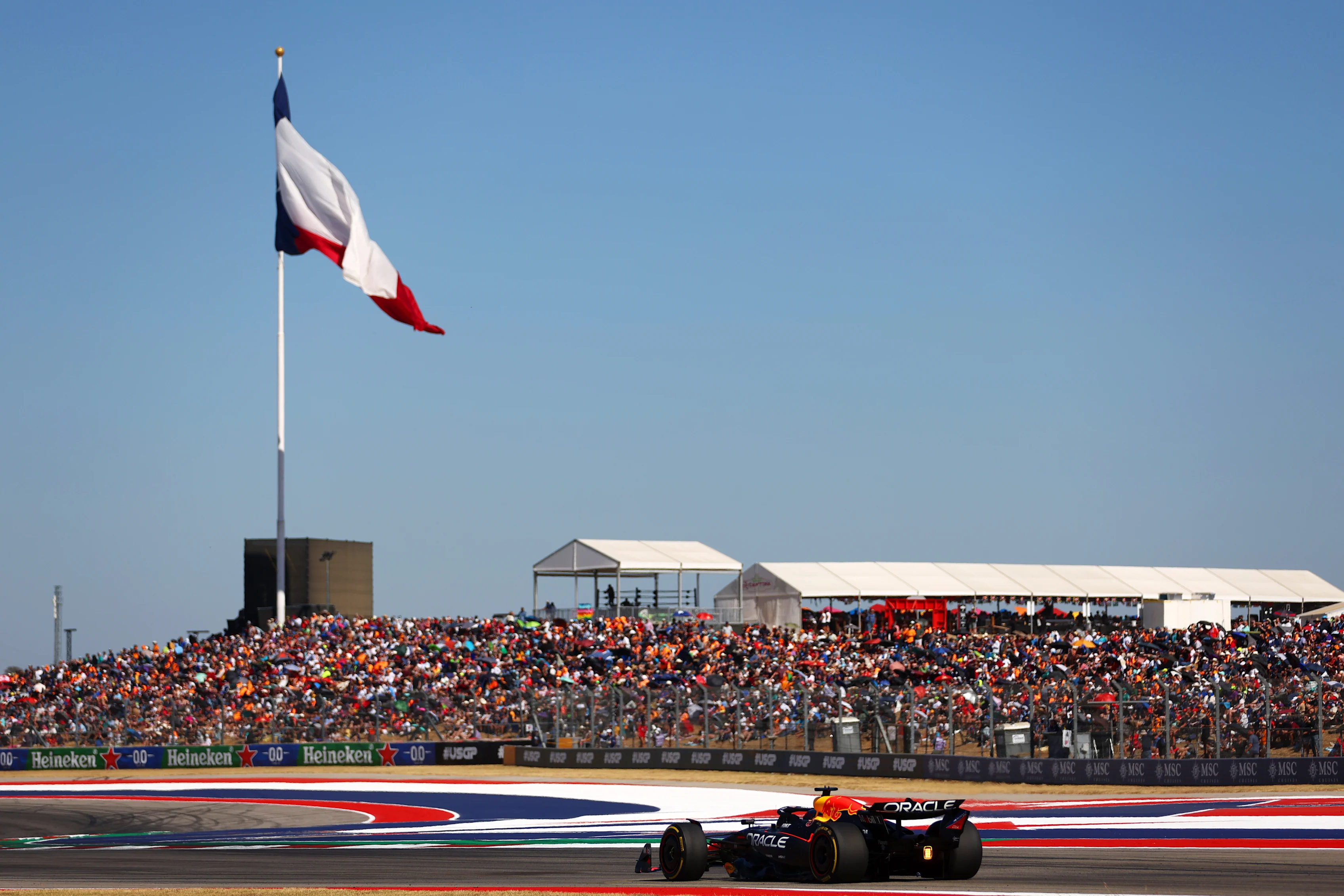 AUSTIN, TEXAS - 20 EKİM: Hollandalı Max Verstappen (1) Oracle Red Bull'u kullanıyor