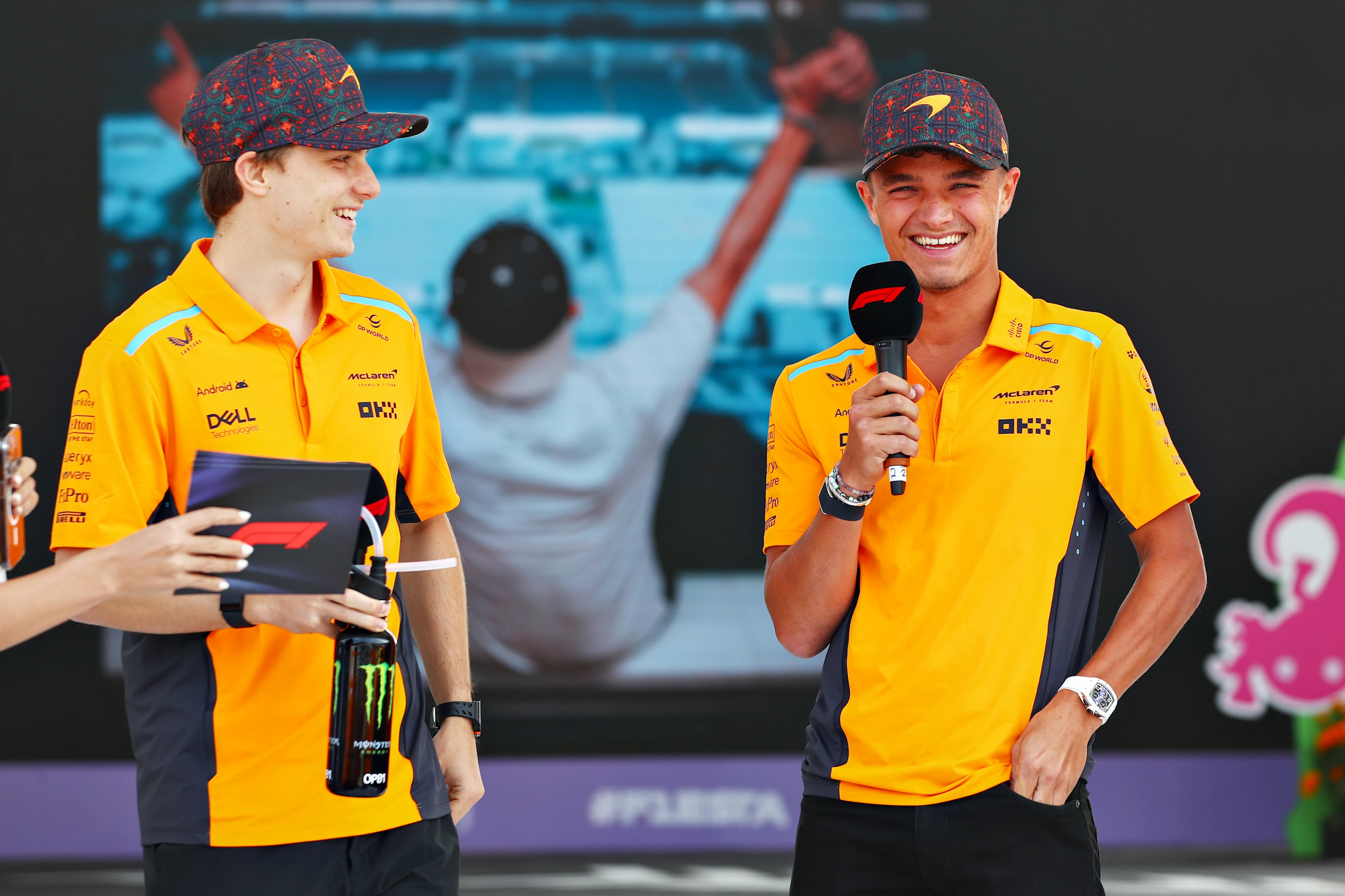 MEXICO CITY, MEKSİKA - 25 EKİM: Avustralya'dan Oscar Piastri ve Büyük McLaren ve Lando Norris