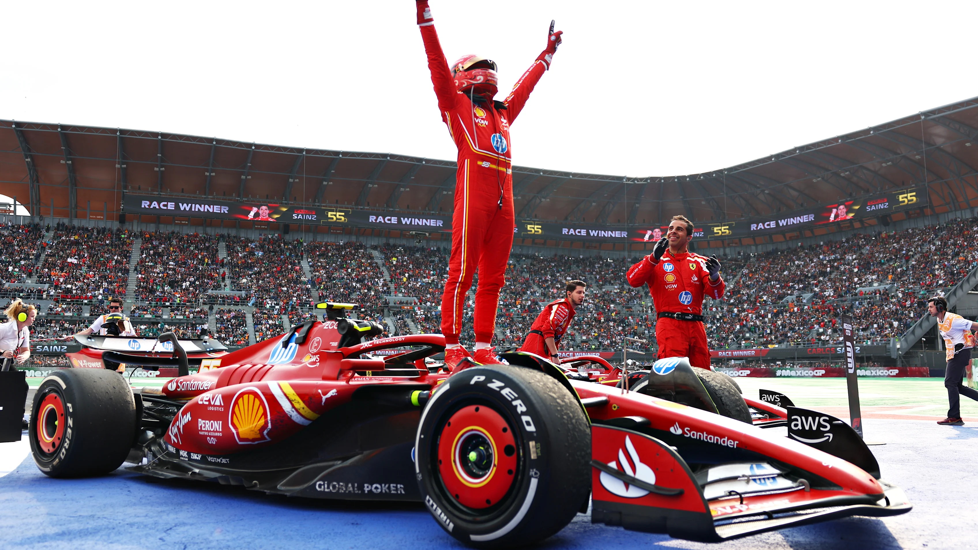 MEXICO CITY, MEKSİKA - 27 EKİM: Yarış galibi İspanyol Carlos Sainz ve Ferrari parkta kutlama yapıyor