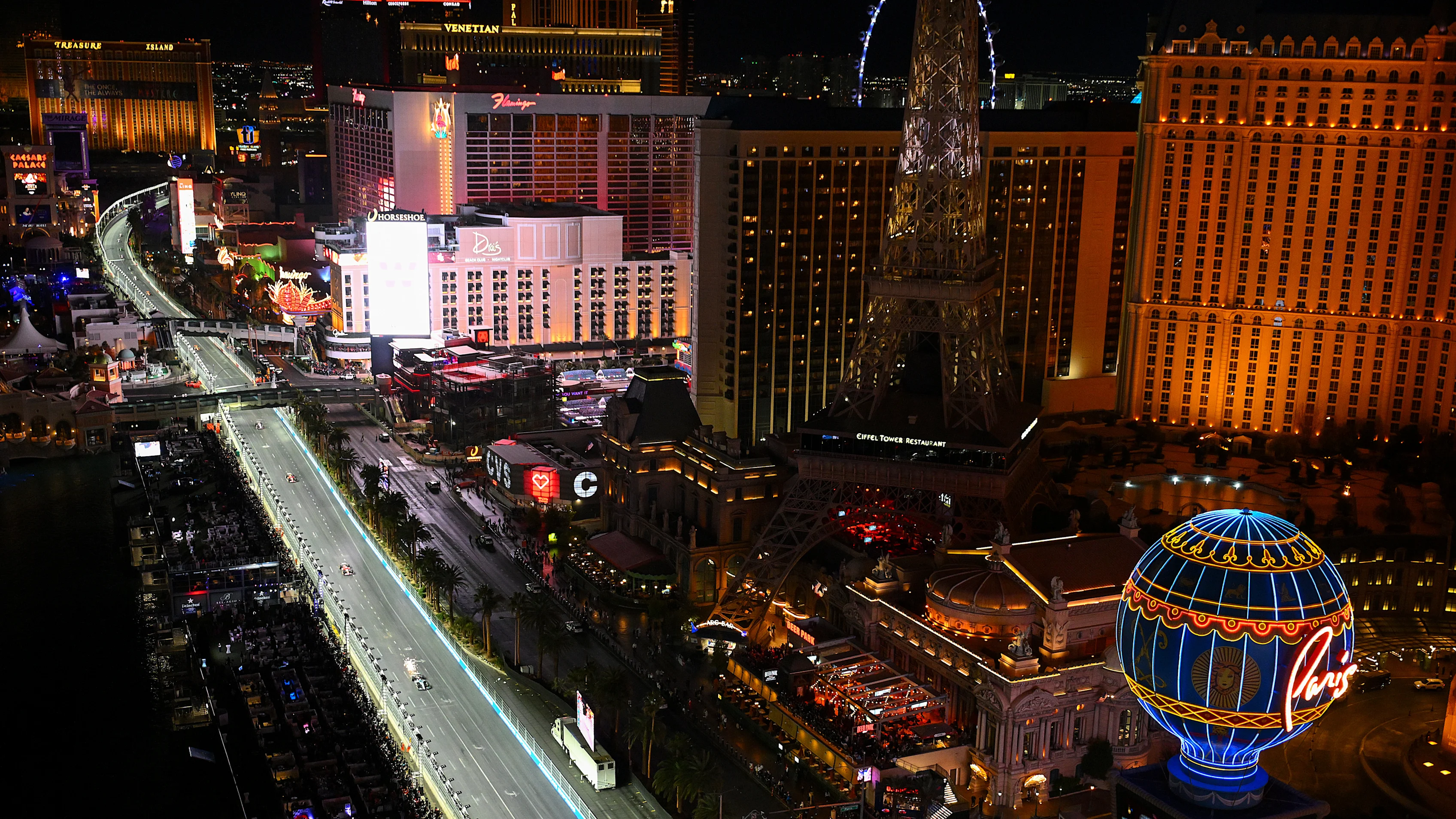 Las Vegas, Nevada - 23 Kasım: Büyük Britanya'dan George Russell (63) Mercedes AMG'yi kullanıyor