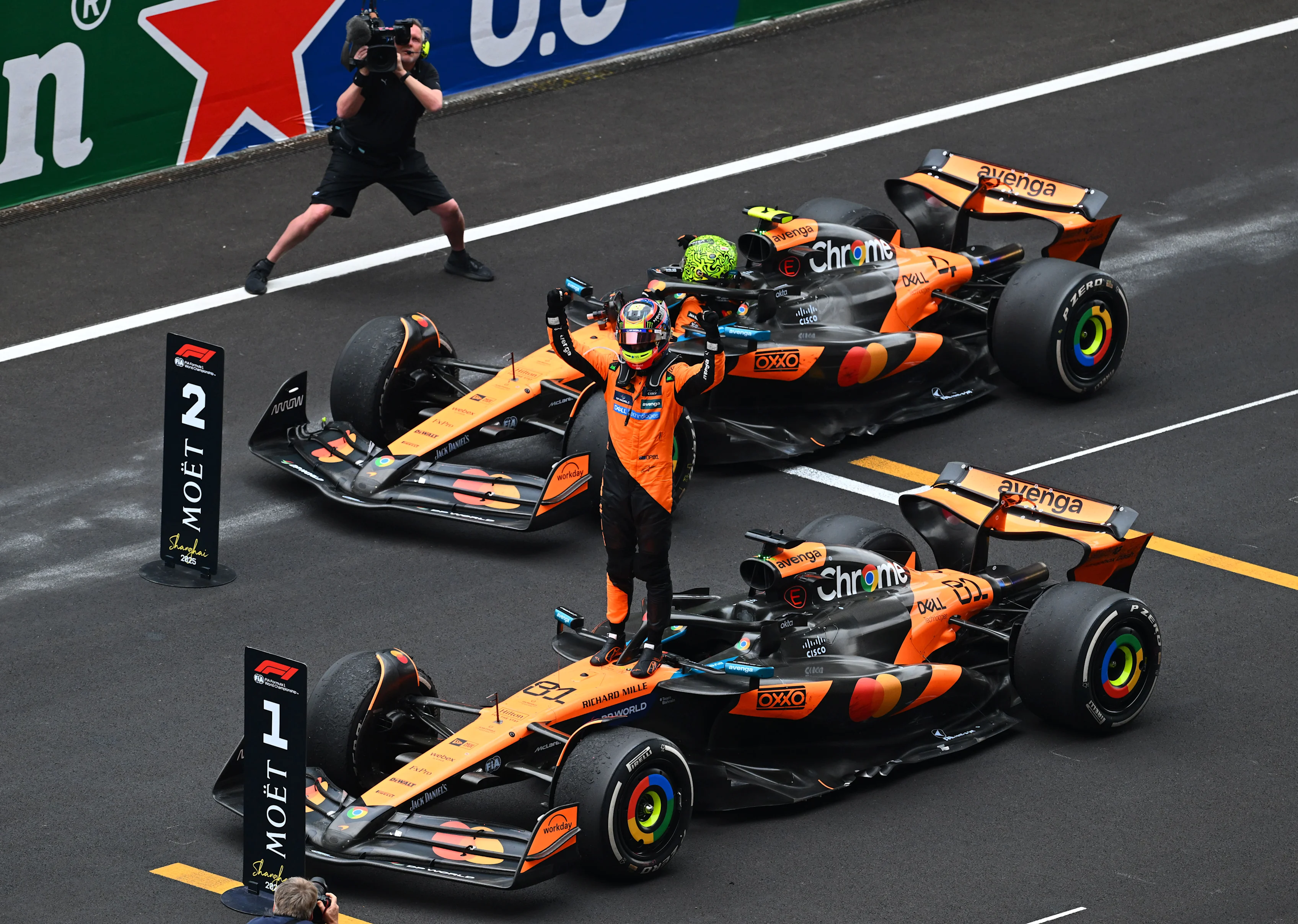 SHANGHAI, ÇİN - 23 MART: Yarış galibi Avustralyalı Oscar Piastri ve McLaren kutlama yapıyor