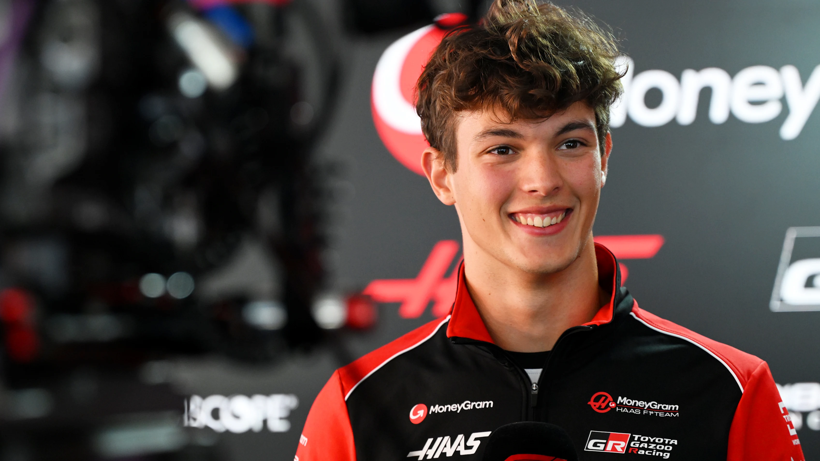 MONZA, İTALYA - 4 EYLÜL: Büyük Britanya'dan Oliver Bearman ve Haas F1, etkinlik sırasında medyaya konuşuyor