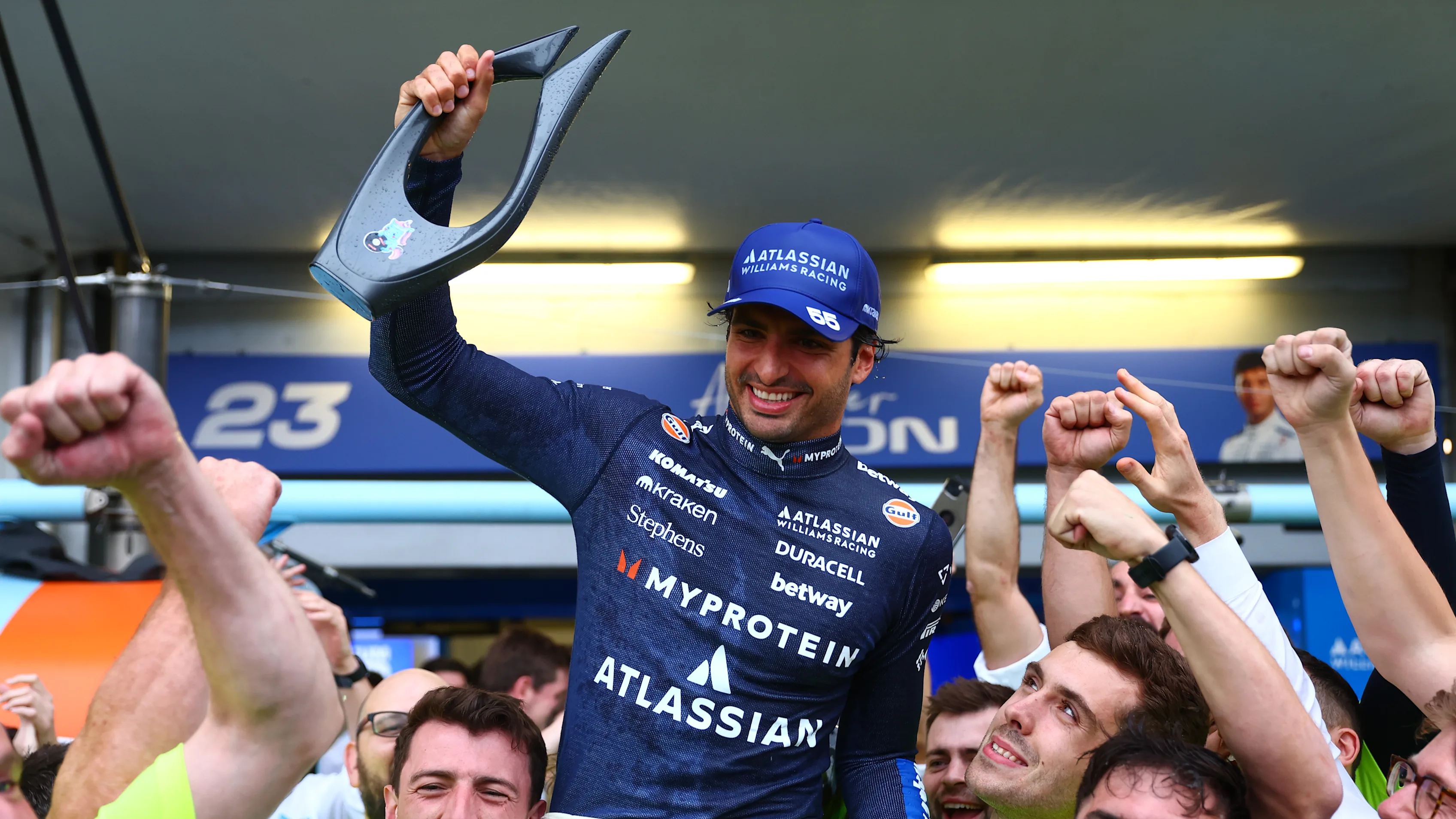 BAKU, Azerbaycan - 21 Eylül: Üçüncü sırada yer alan Carlos Sainz ve Williams ile kutluyor
