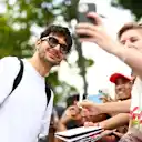Esteban Ocon beyaz tişörtü ve mavi ışık gözlükleriyle sallanıyor