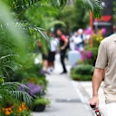 Fernando Alonso perşembe günü Aston Martin markalı polo ile padoğa geldi