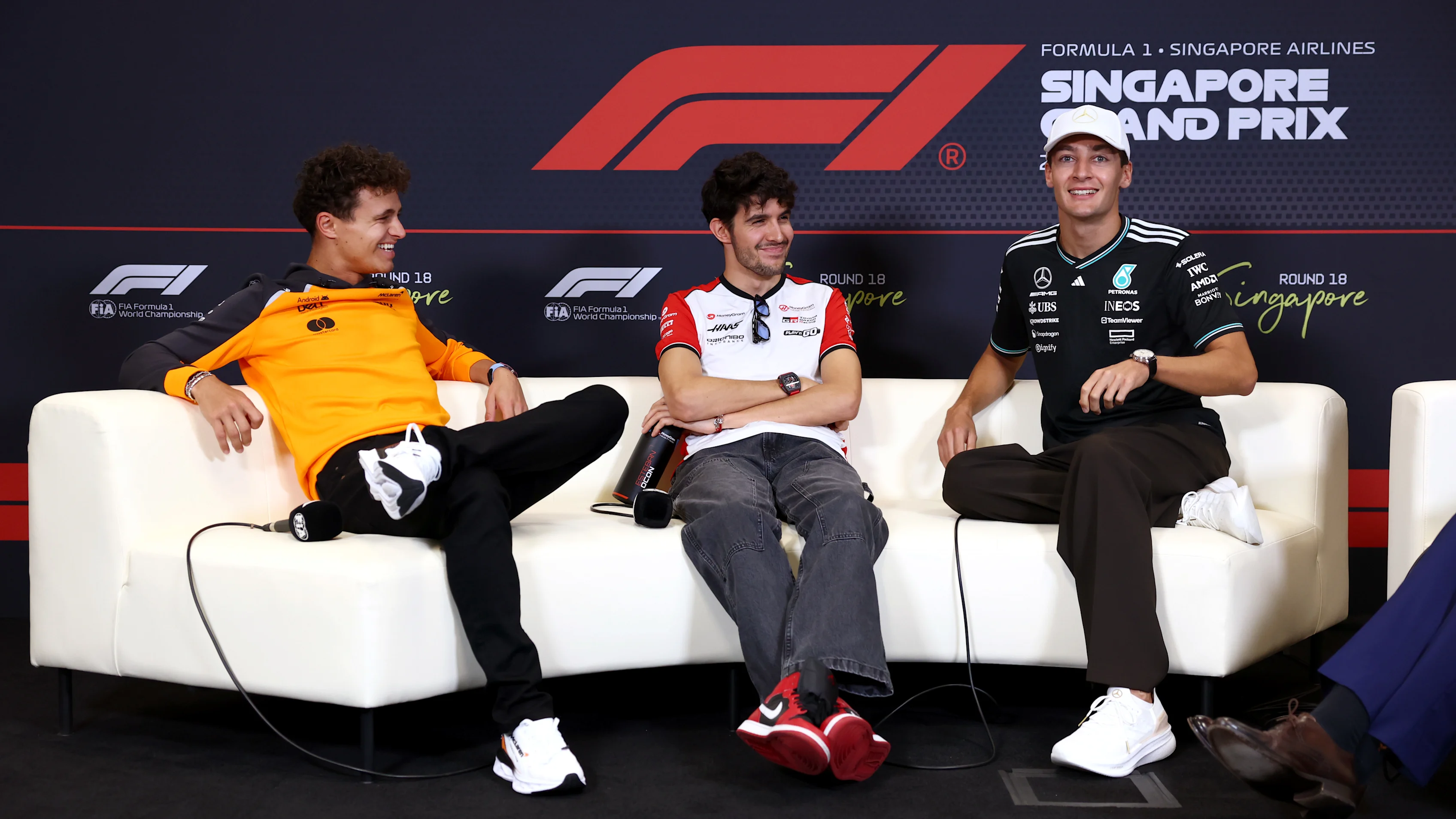 Singapur, Singapur - 02 Ekim: Büyük Britanya'dan Lando Norris ve McLaren, Esteban Ocon of Esteban Ocon