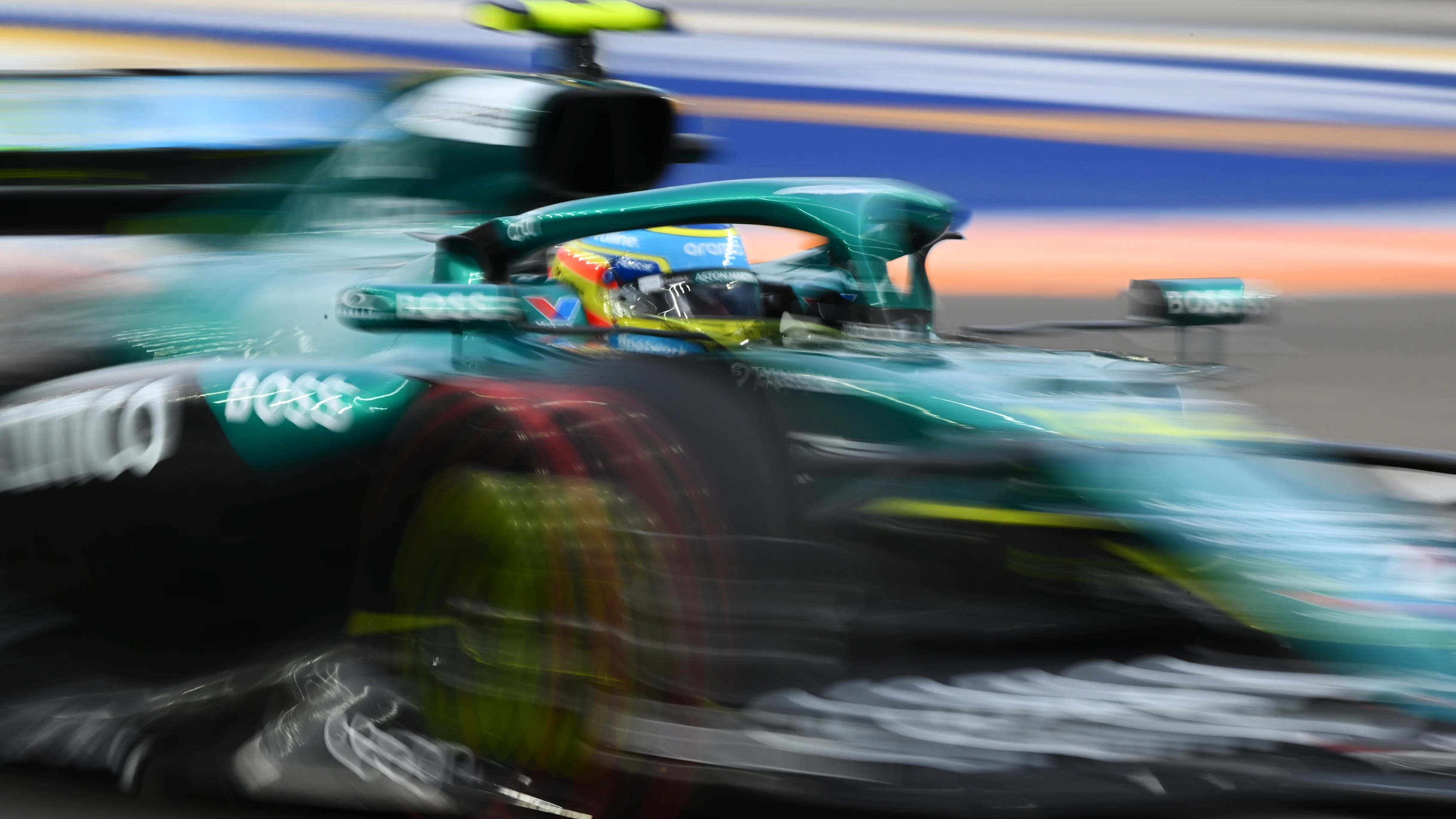 Singapur, Singapur - 03 Ekim: İspanya'dan Fernando Alonso (14) Aston Martin F1 takımını kullanıyor