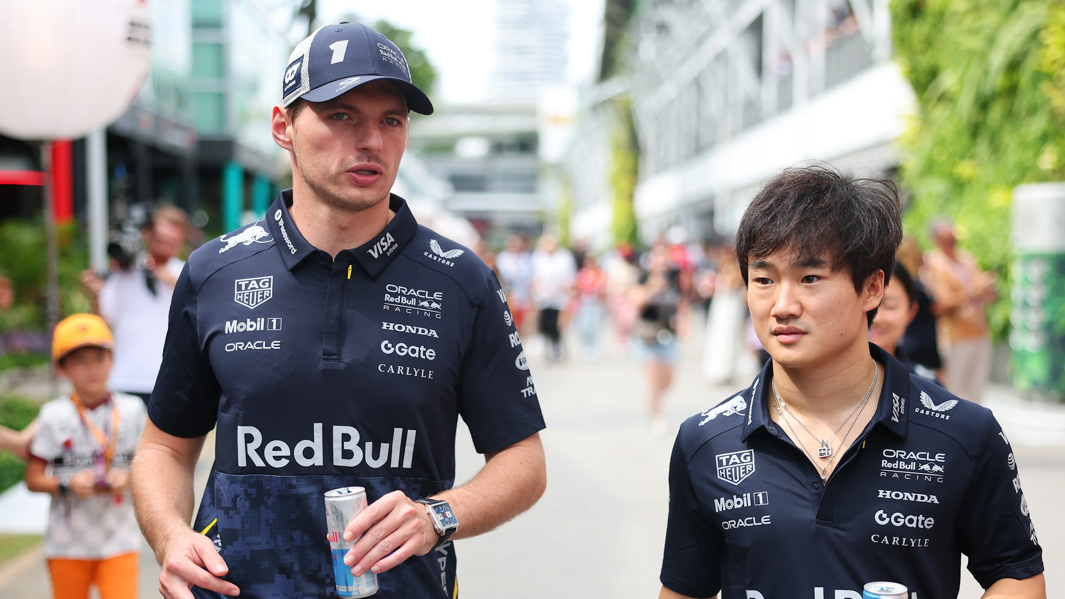 Max Verstappen ve Yuki Tsunoda, özellikle gece yarışları için tasarlanan Red Bull x HYPEBEAST kapsül koleksiyonunu giyiyor. Daha fazla görsel için kaydırın
