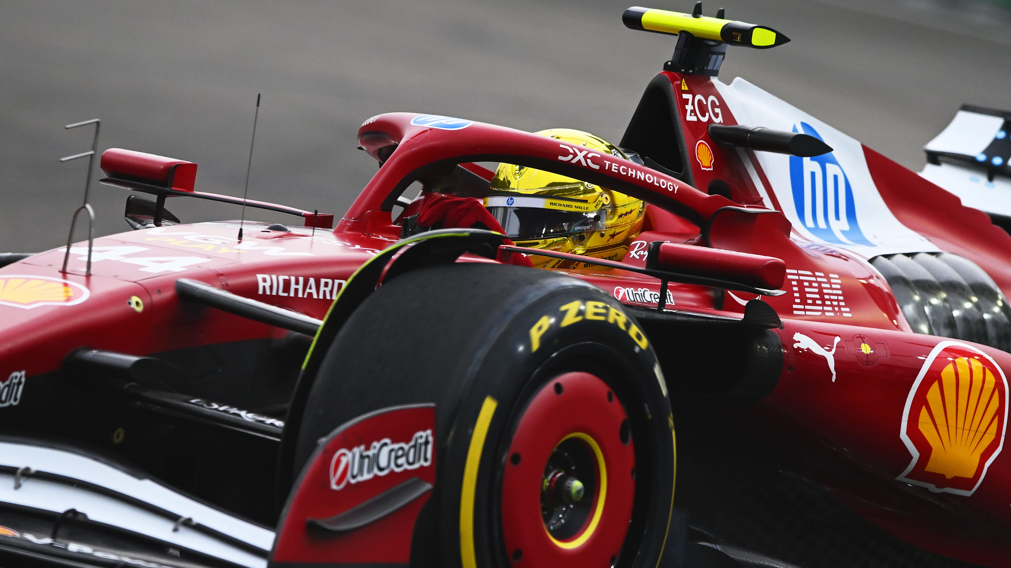SİNGAPUR, SİNGAPUR - 4 EKİM: Büyük Britanya'dan Lewis Hamilton (44) Scuderia'yı sürüyor