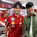 JJ Lin, Ferrari Garajında ​​Zhou Guanyu ile poz veriyor