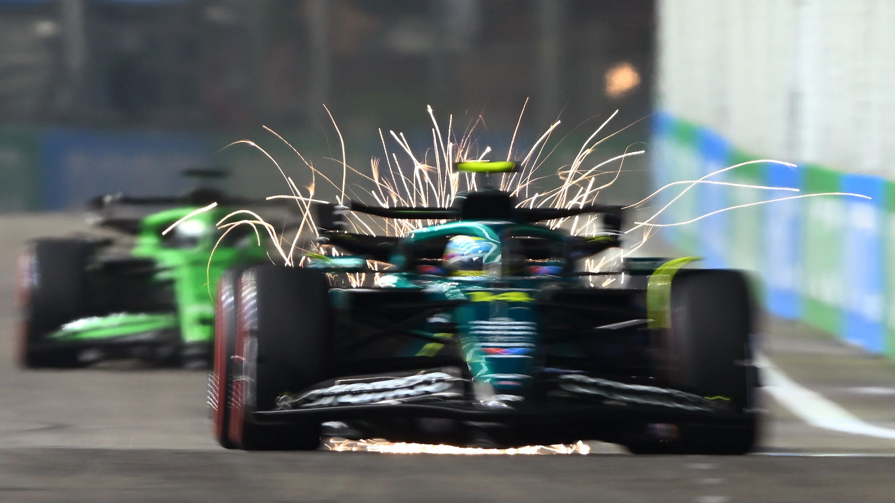 SİNGAPUR, SİNGAPUR - 4 EKİM: İspanyol Fernando Alonso'nun arkasında kıvılcımlar uçuyor (14)