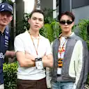 On yedi'den Vernon ve Dino, Red Bull'un Max Verstappen ve Yuki Tsunoda ile poz veriyor