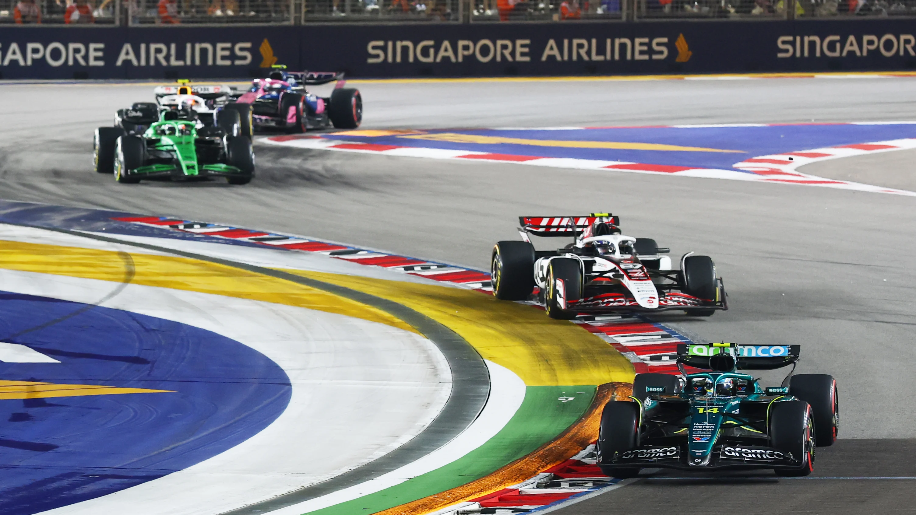 Singapur, Singapur - 05 Ekim: İspanya'dan Fernando Alonso (14) Aston Martin F1 takımını kullanıyor