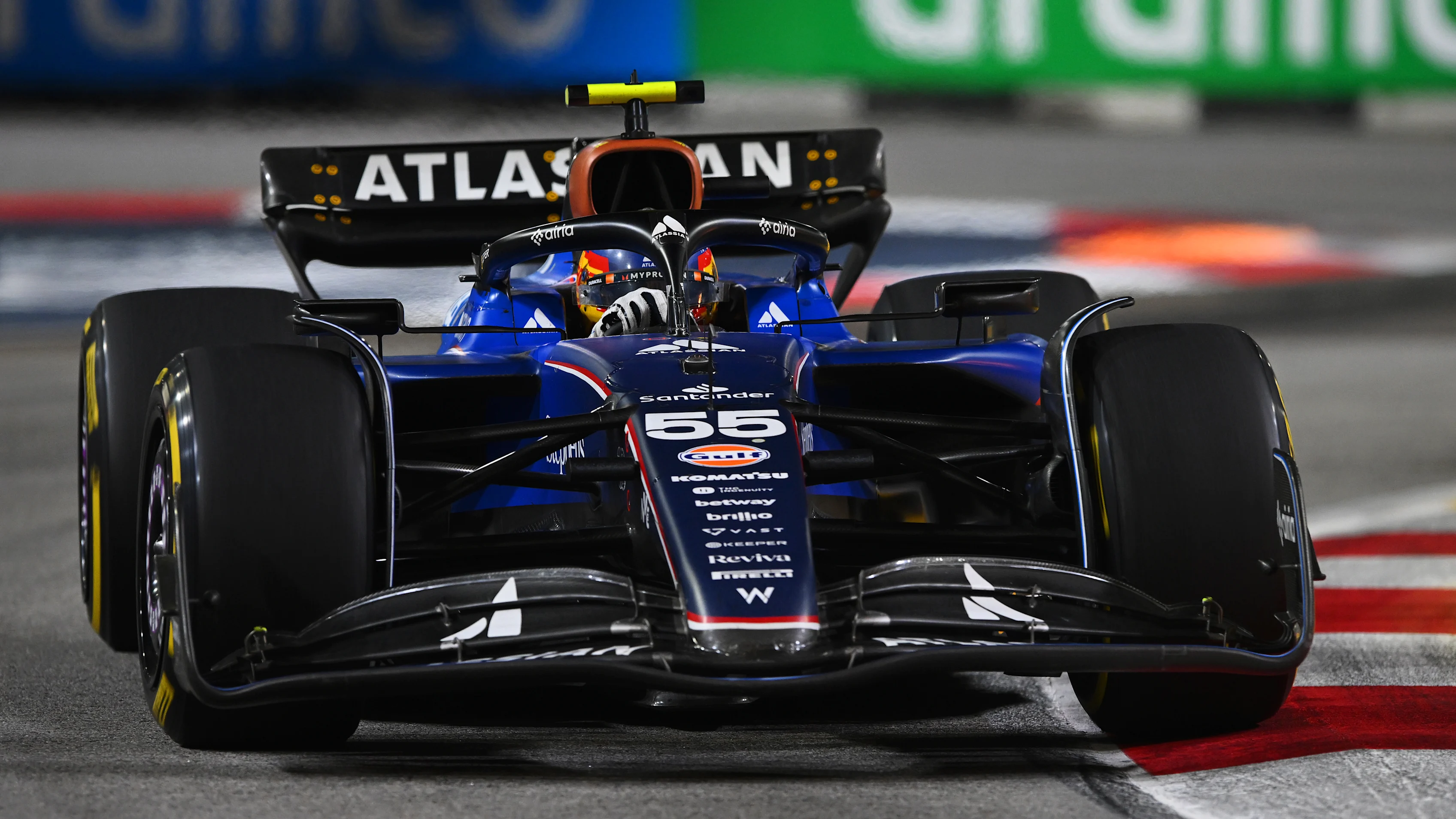 Singapur, Singapur - 05 Ekim: İspanya'dan Carlos Sainz (55) Williams FW47 Mercedes