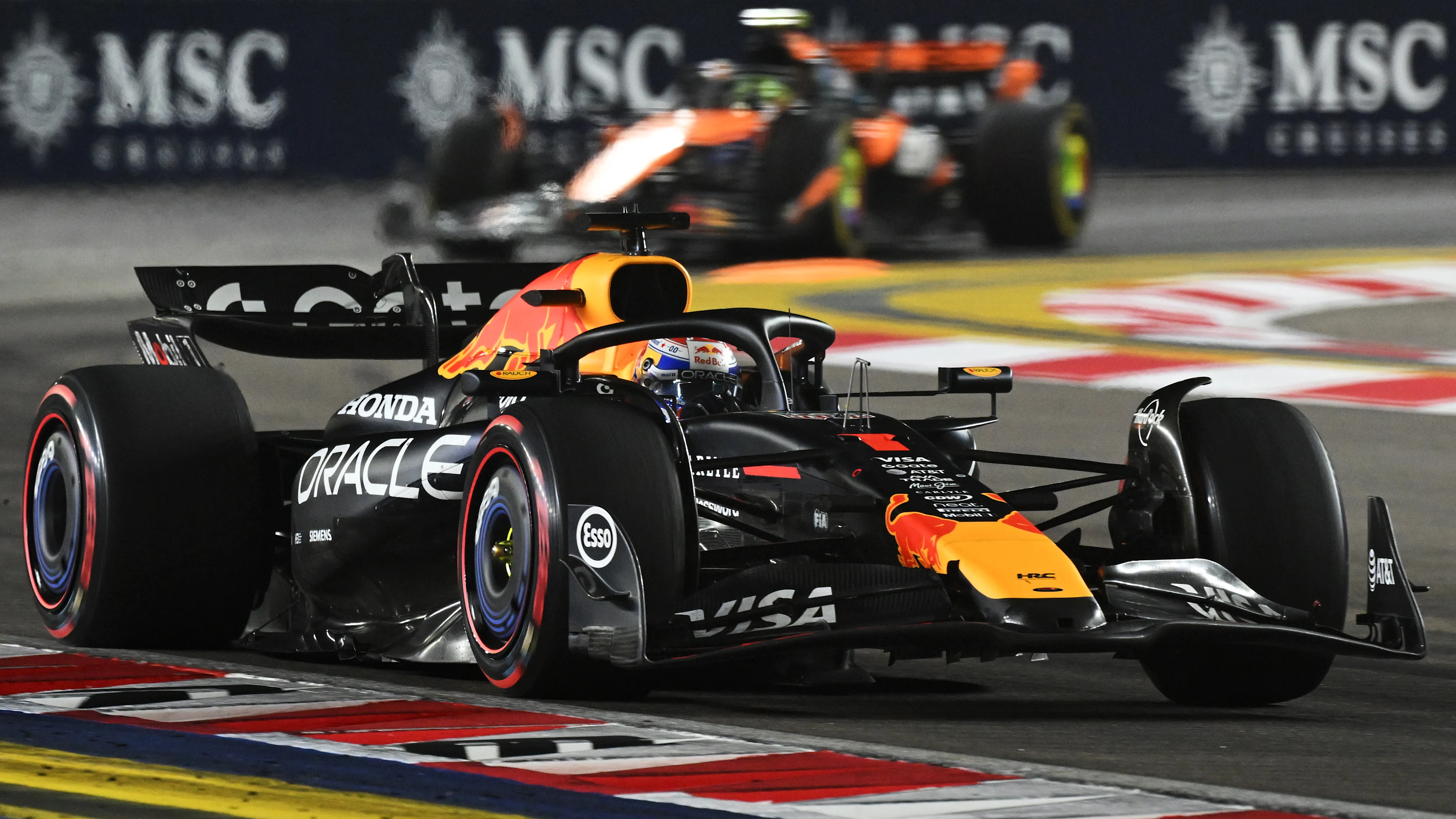 Singapur, Singapur - 05 Ekim: Hollanda'dan Max Verstappen (1) Oracle Red'i kullanıyor