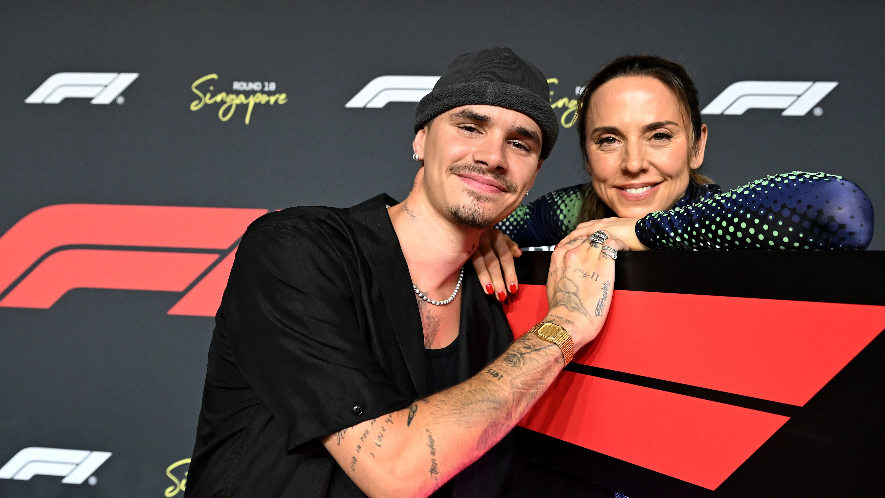 Spice Girls 'Mel C, Grand Prix'in önünde Romeo Beckham'a çarptı. Daha fazla resim için kaydırın