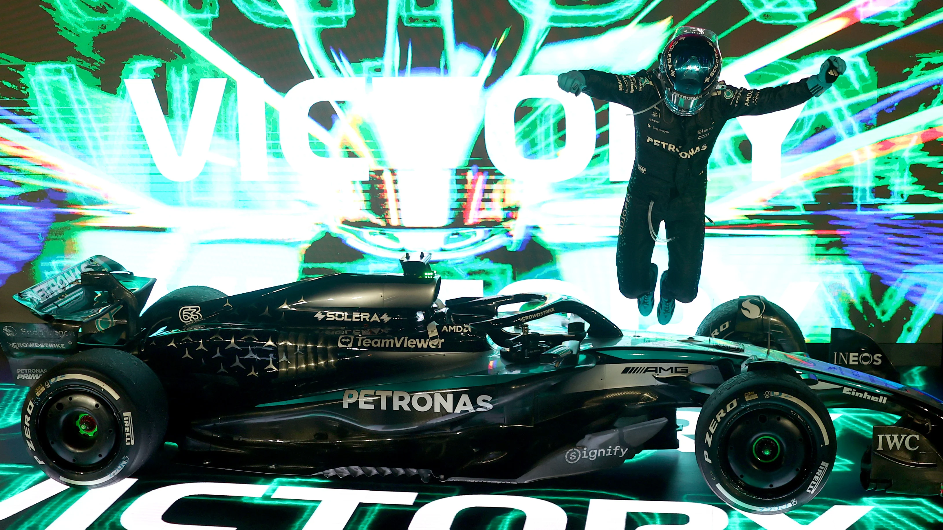 Singapur, Singapur - 05 Ekim: Büyük Britanya'dan Yarış Kazanan George Russell ve Mercedes AMG
