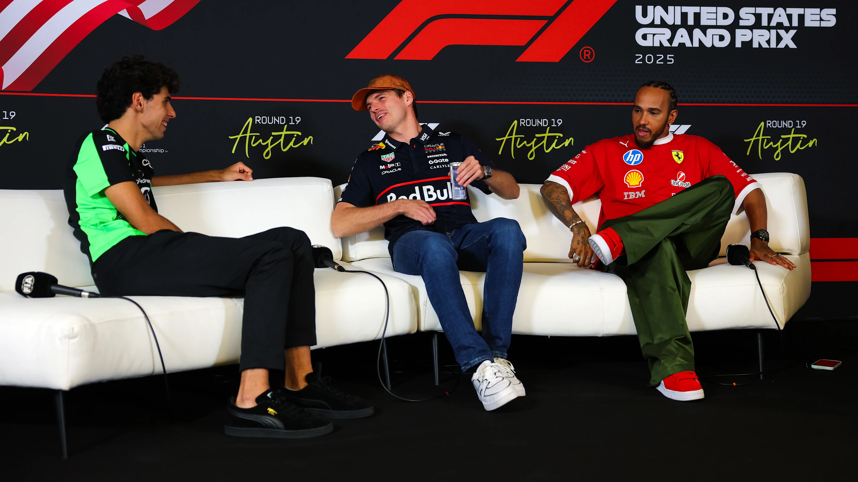 AUSTIN, TEXAS - 16 EKİM: Brezilyalı Gabriel Bortoleto ve Stake F1 Takımı Kick Sauber ile görüşüyor