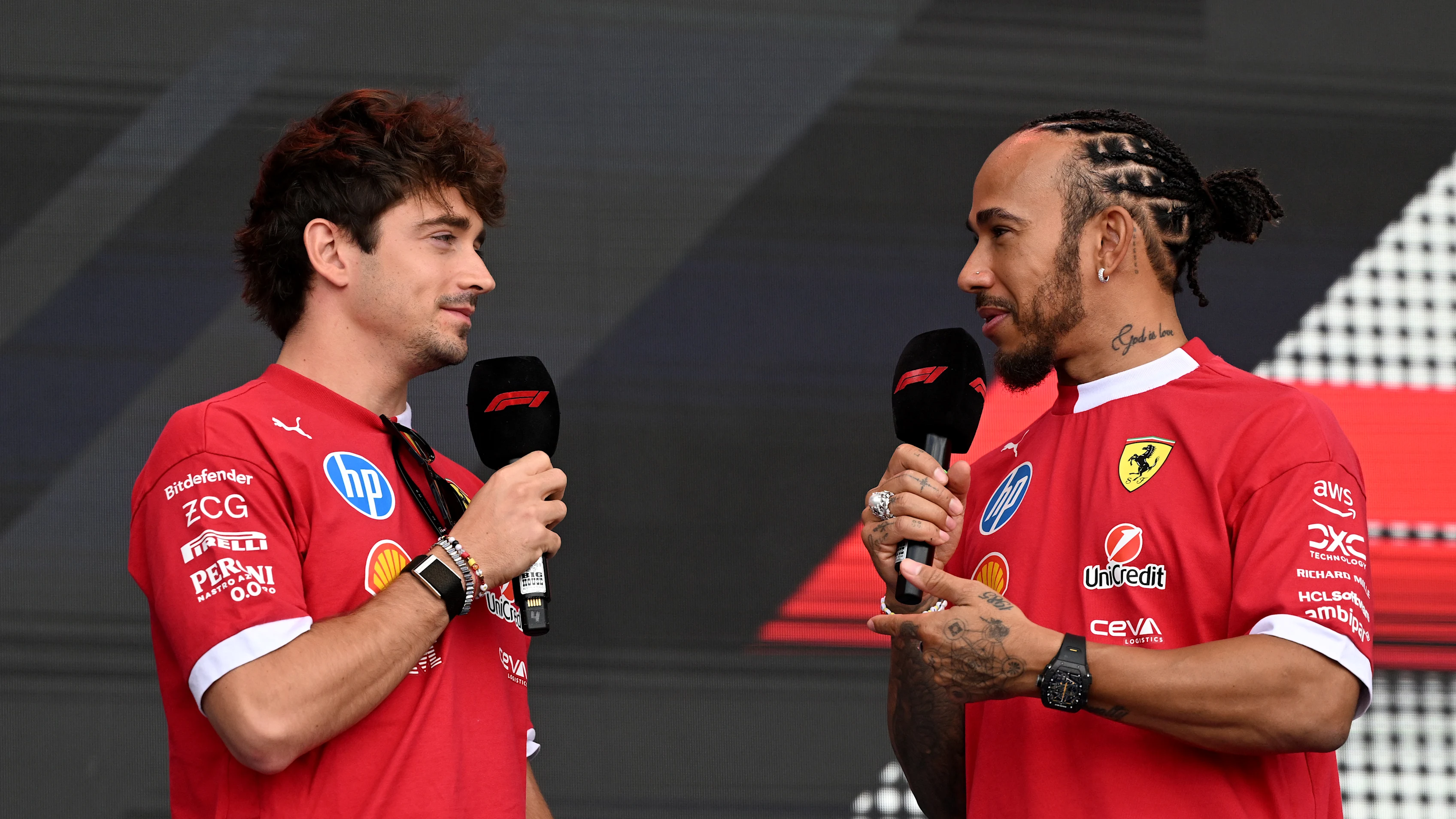 Austin, Teksas - 17 Ekim: Monaco'dan Charles Leclerc ve Scuderia Ferrari ve Lewis Hamilton