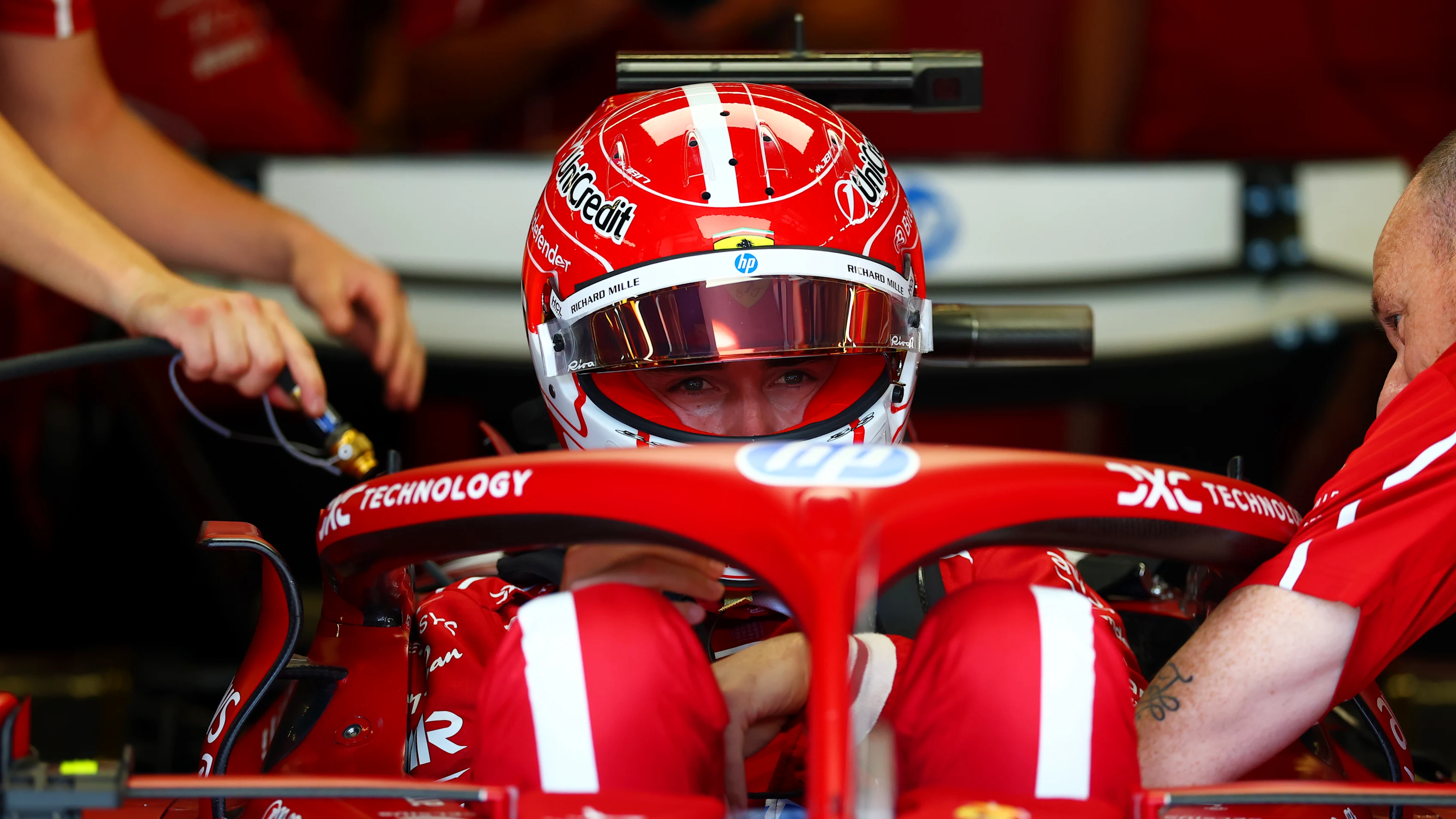 AUSTIN, TEXAS - 17 EKİM: Monaco'dan Charles Leclerc ve Scuderia Ferrari, yarışta sürüşe hazırlanıyor