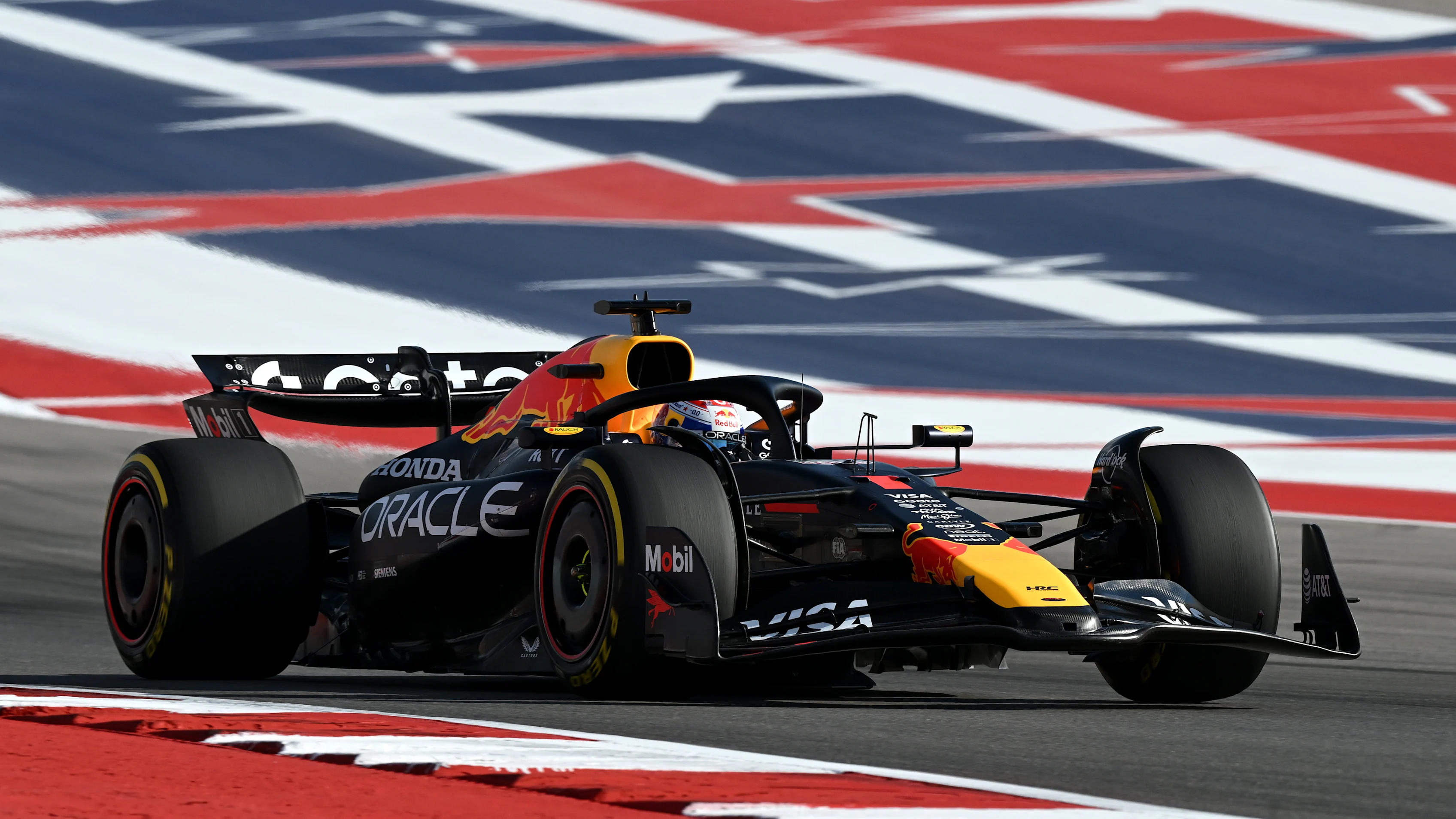 AUSTIN, TEXAS - 17 EKİM: Hollandalı Max Verstappen (1) Oracle Red Bull'u kullanıyor