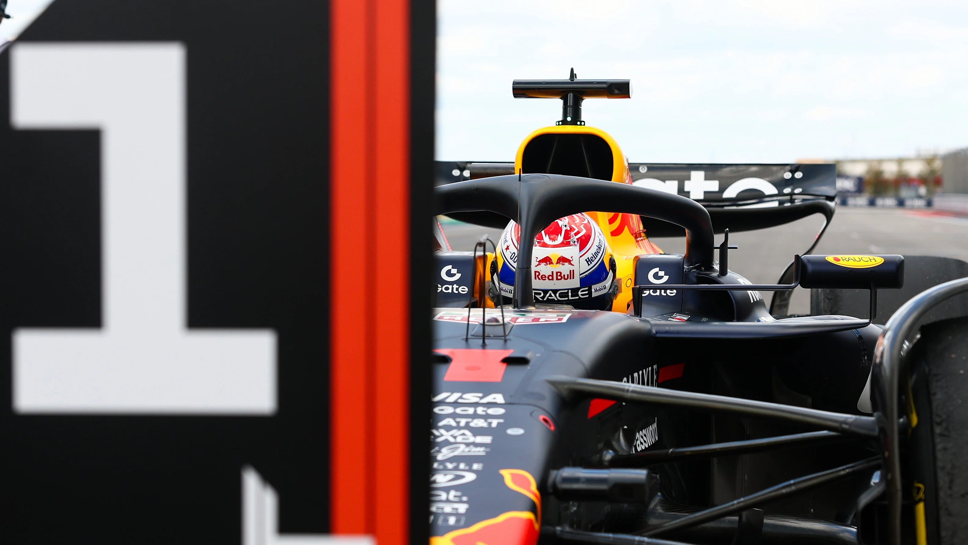 AUSTIN, TEXAS - 18 EKİM: Sprint galibi Hollandalı Max Verstappen ve Oracle Red Bull