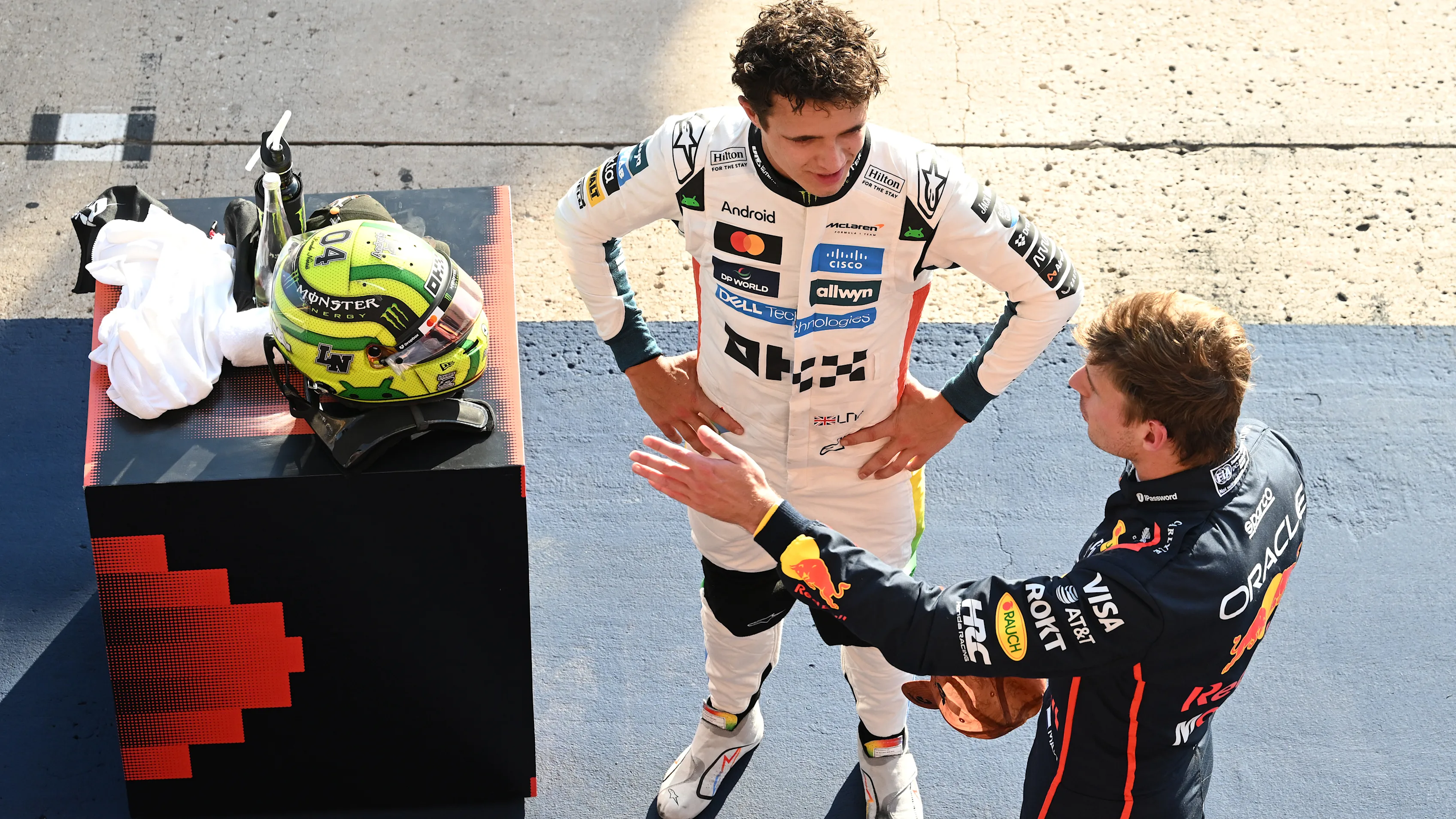 AUSTIN, TEXAS - 18 EKİM: Pol pozisyonu elemelerinde Hollandalı Max Verstappen ve Oracle
