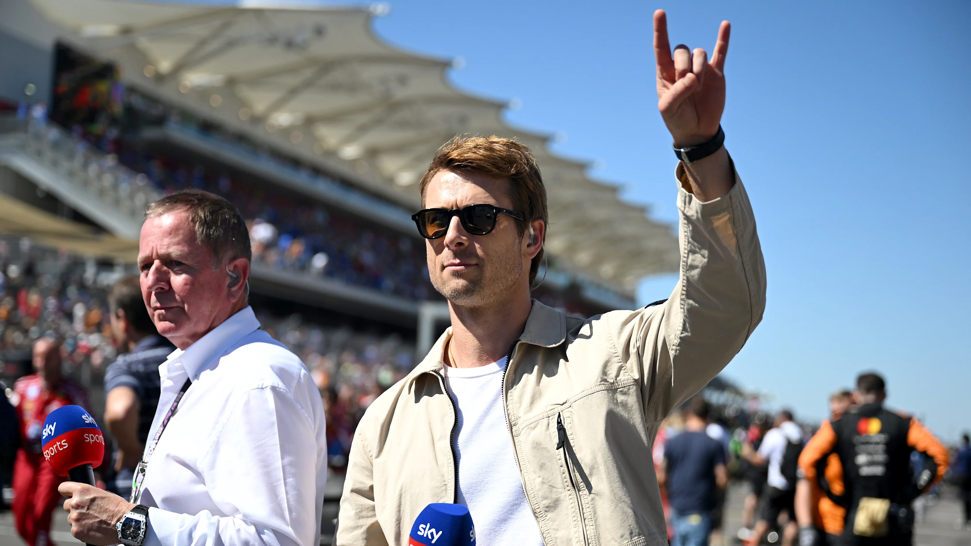 Glen Powell, Sky Sports'taki grid yürüyüşüne bile katılarak kendini gerçekten haftasonuna kaptırdı. Daha fazla görsel için kaydırın