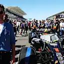 Görüldü: Chase Crawford, COTA gridinde Max'in Red Bull'uyla yakınlaşıyor ve biz de bunun için buradayız. XOXO, Dedikoducu Kız
