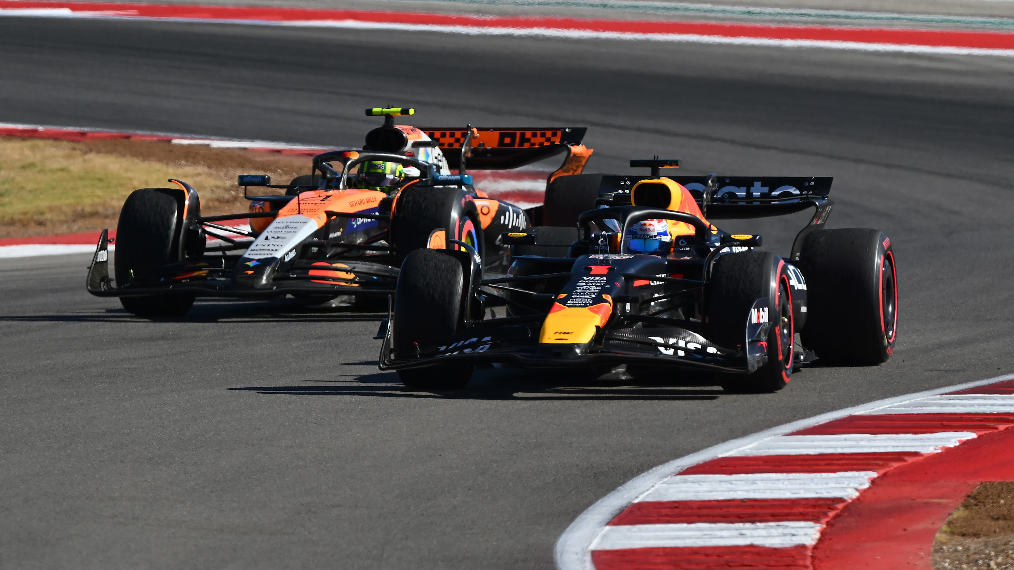AUSTIN, TEXAS - 19 EKİM: Yarış galibi Hollandalı Max Verstappen (1) Oracle'ı kullanıyor