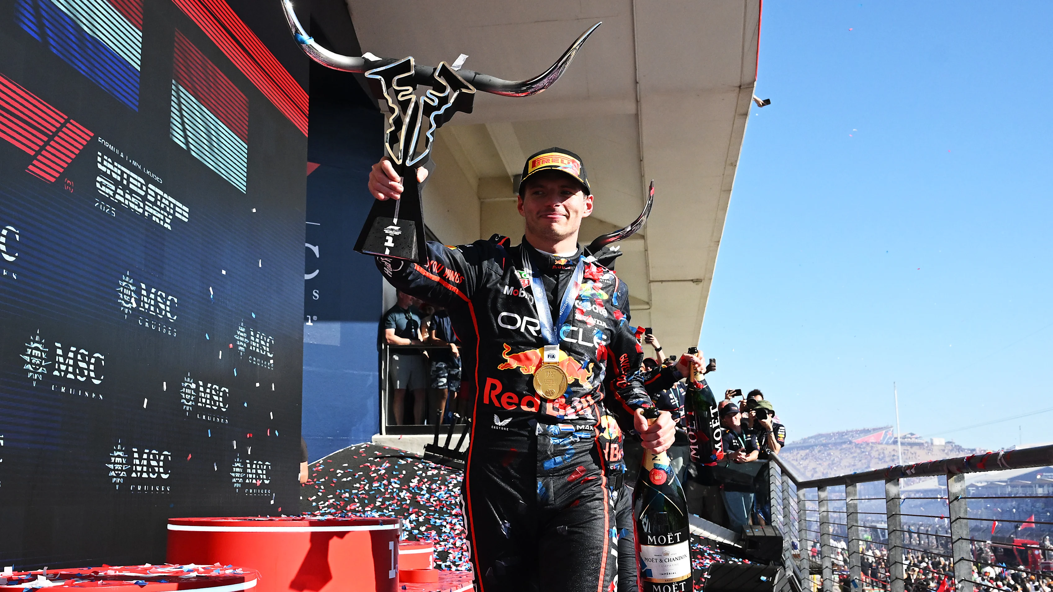 AUSTIN, TEXAS - 19 EKİM: Yarış galibi Hollandalı Max Verstappen ve Oracle Red Bull