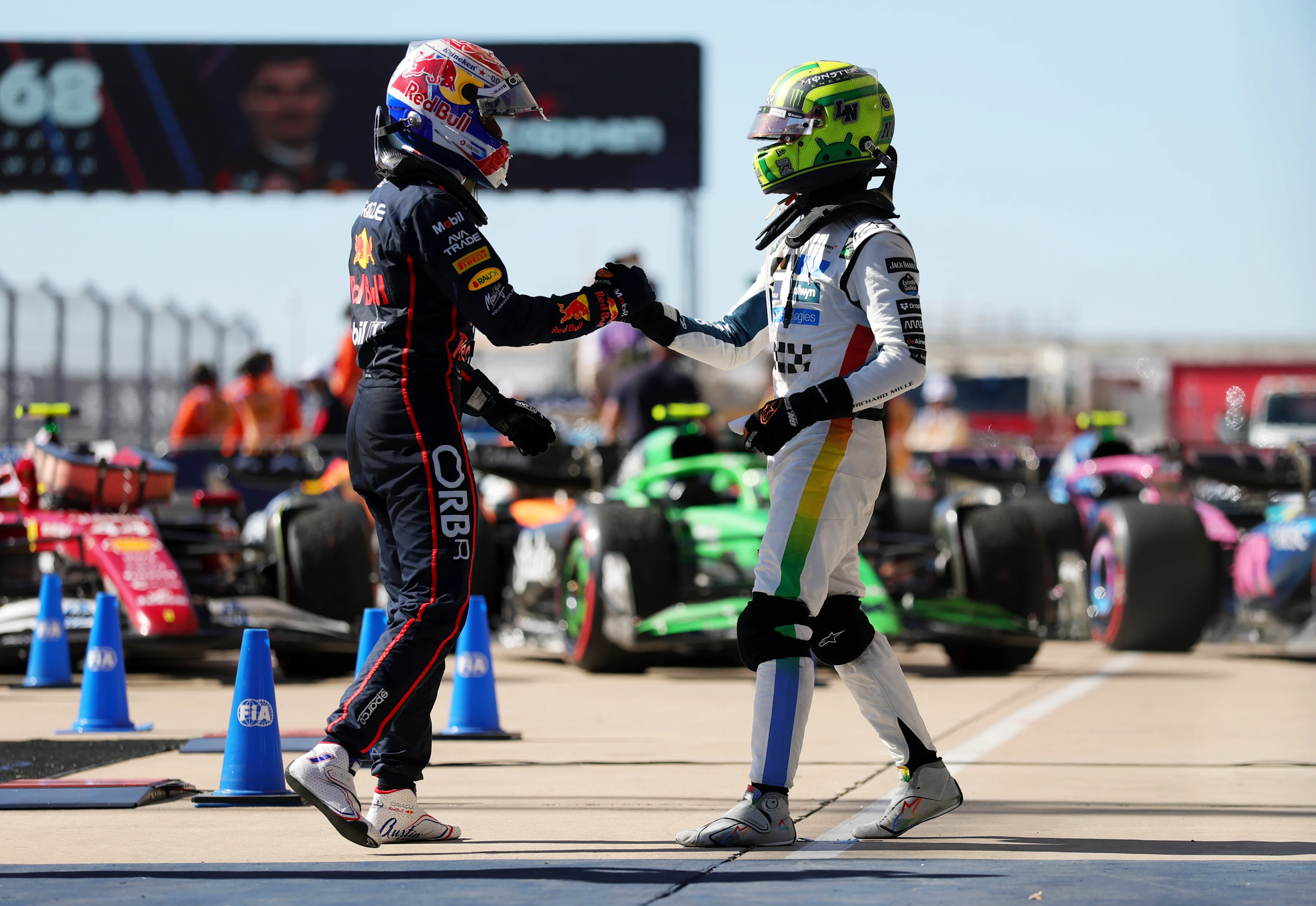 AUSTIN, TEXAS - 19 EKİM: Yarış galibi Hollandalı Max Verstappen ve Oracle Red Bull