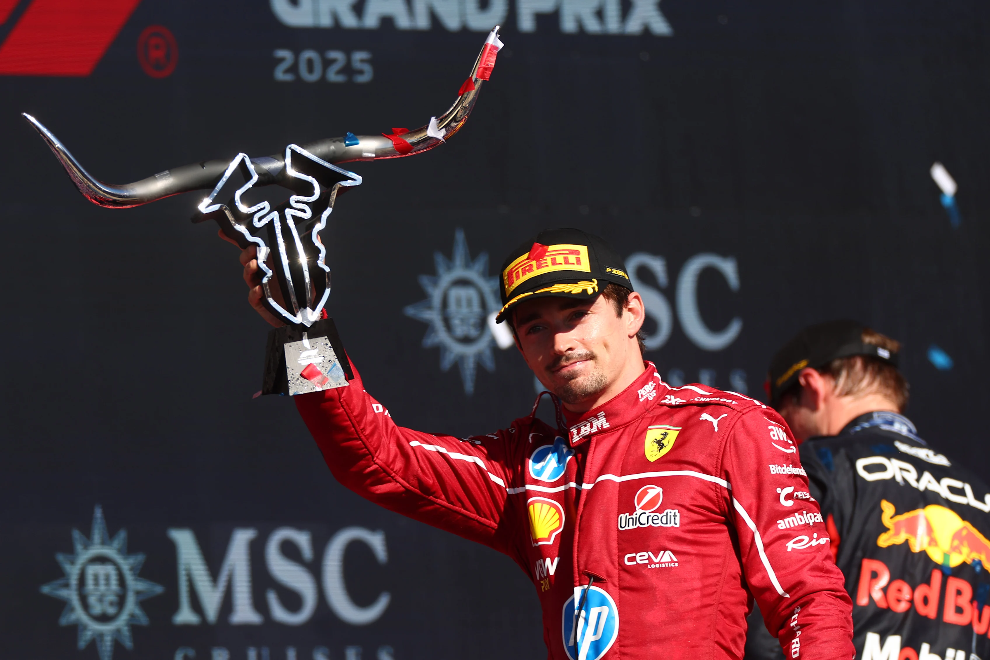 AUSTIN, TEXAS - 19 EKİM: Üçüncü sırada Monaco'dan Charles Leclerc ve Scuderia Ferrari yarıştan ayrılıyor