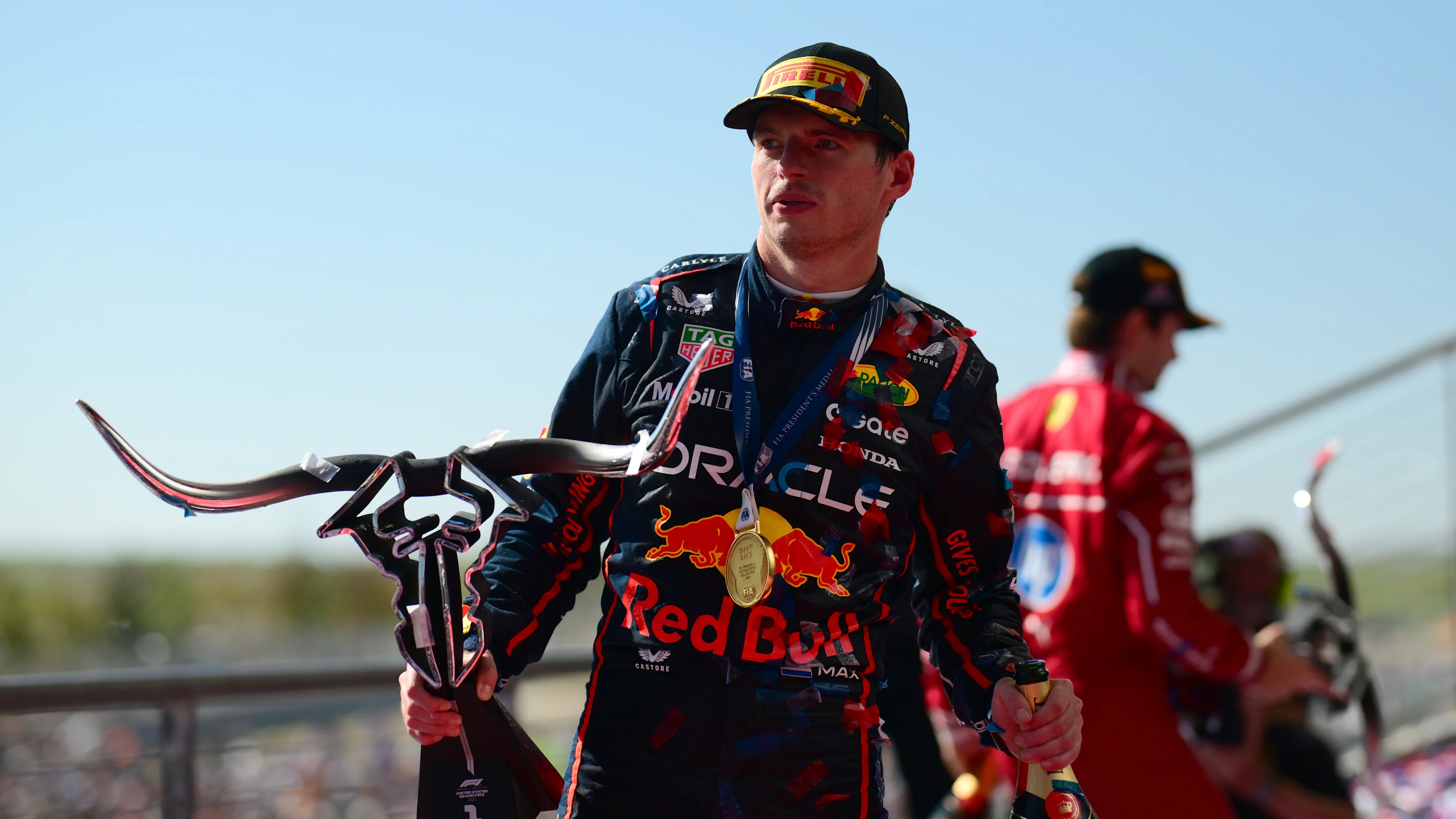 AUSTIN, TEXAS - 19 EKİM: Yarış galibi Hollandalı Max Verstappen ve Oracle Red Bull