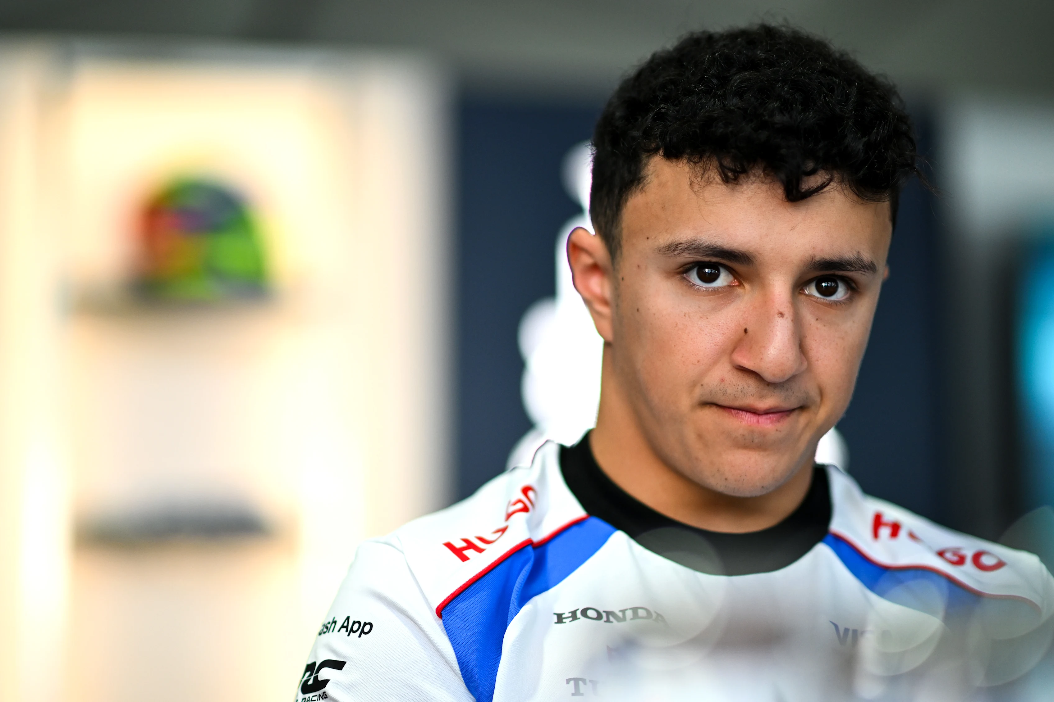 MEXICO CITY, MEKSİKA - 23 EKİM: Fransız Isack Hadjar ve Visa Cash App Racing Bulls izliyor